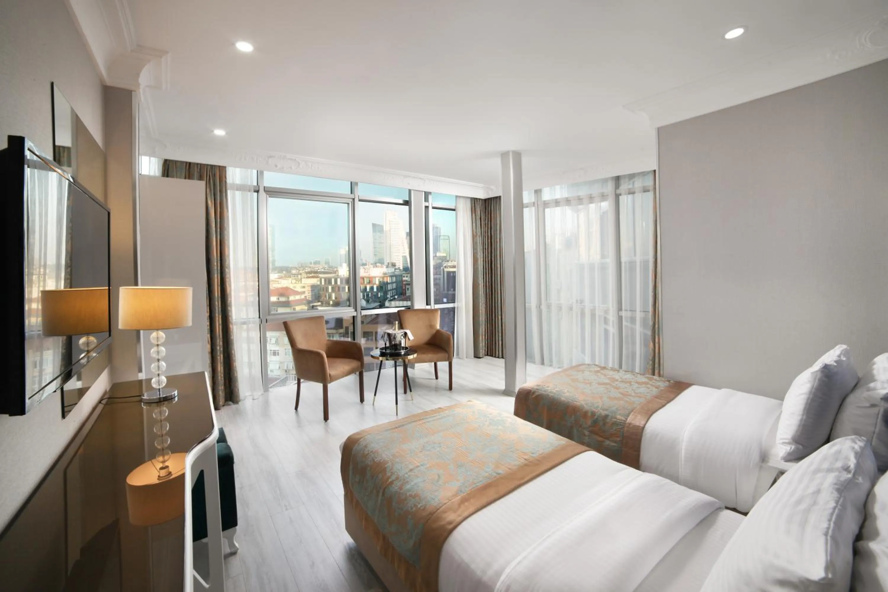 Photo of the whole room, Bed in White Monarch Hotel