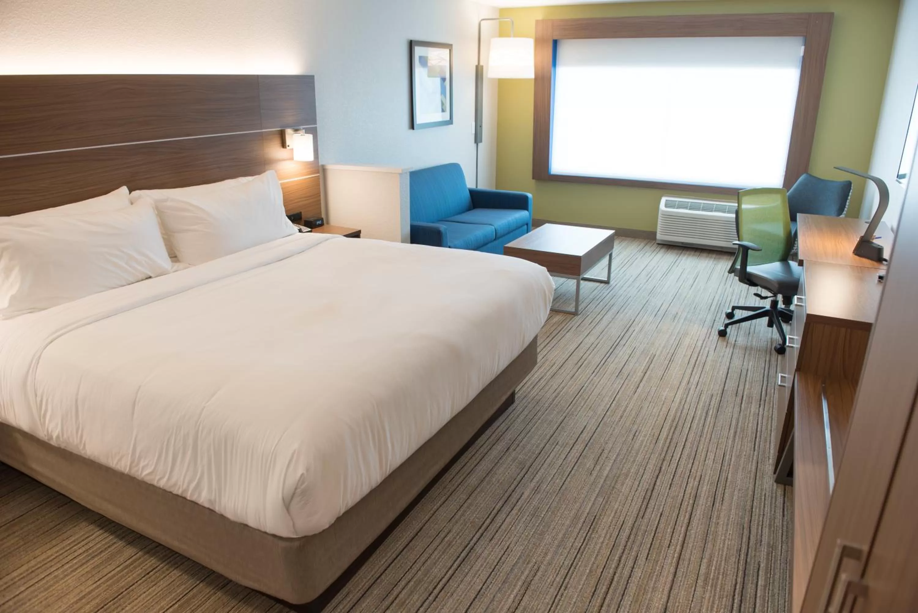 Photo of the whole room, Bed in Holiday Inn Express & Suites - Fort Wayne North by IHG