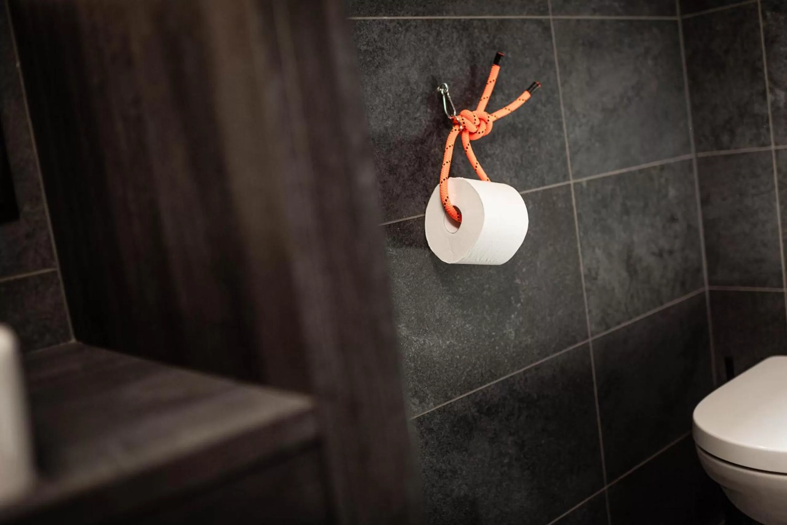 Toilet in Hotel Wochtla Buam Aktivhotel am Kronplatz mit Sauna