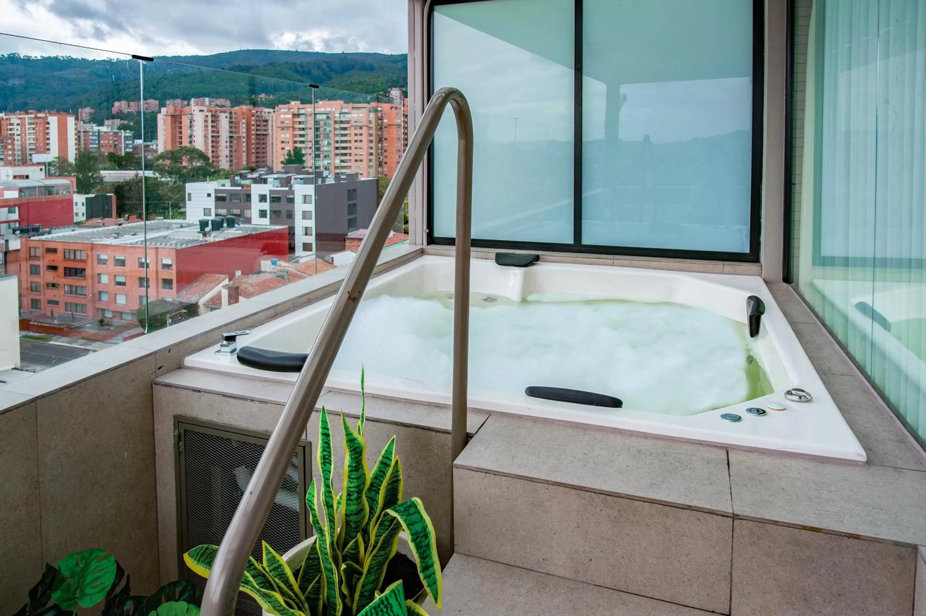 Hot Tub in Hemma Bogotá Country Luxury Suites Hotel