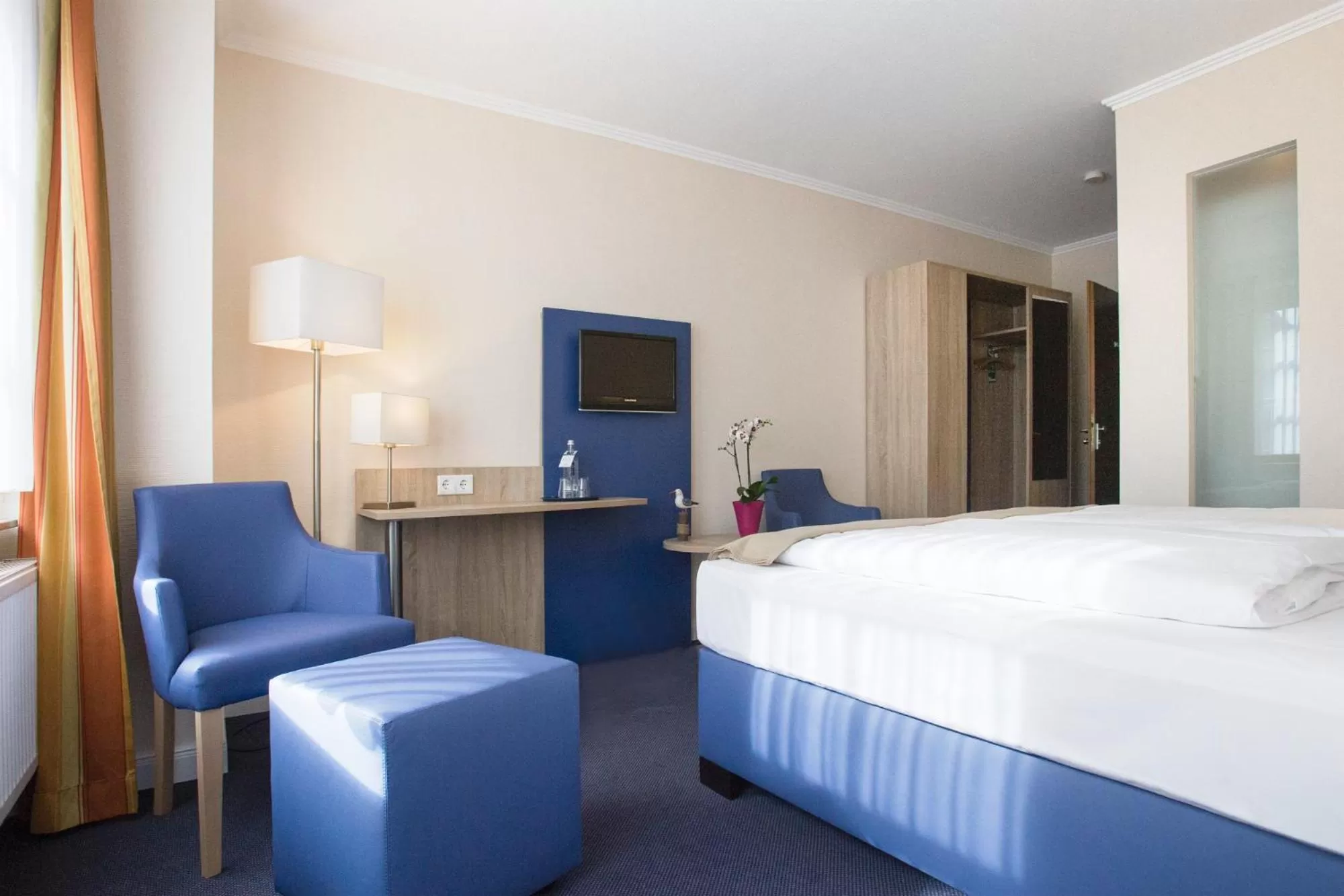 Photo of the whole room, Bed in Nordsee-Hotel Hinrichsen