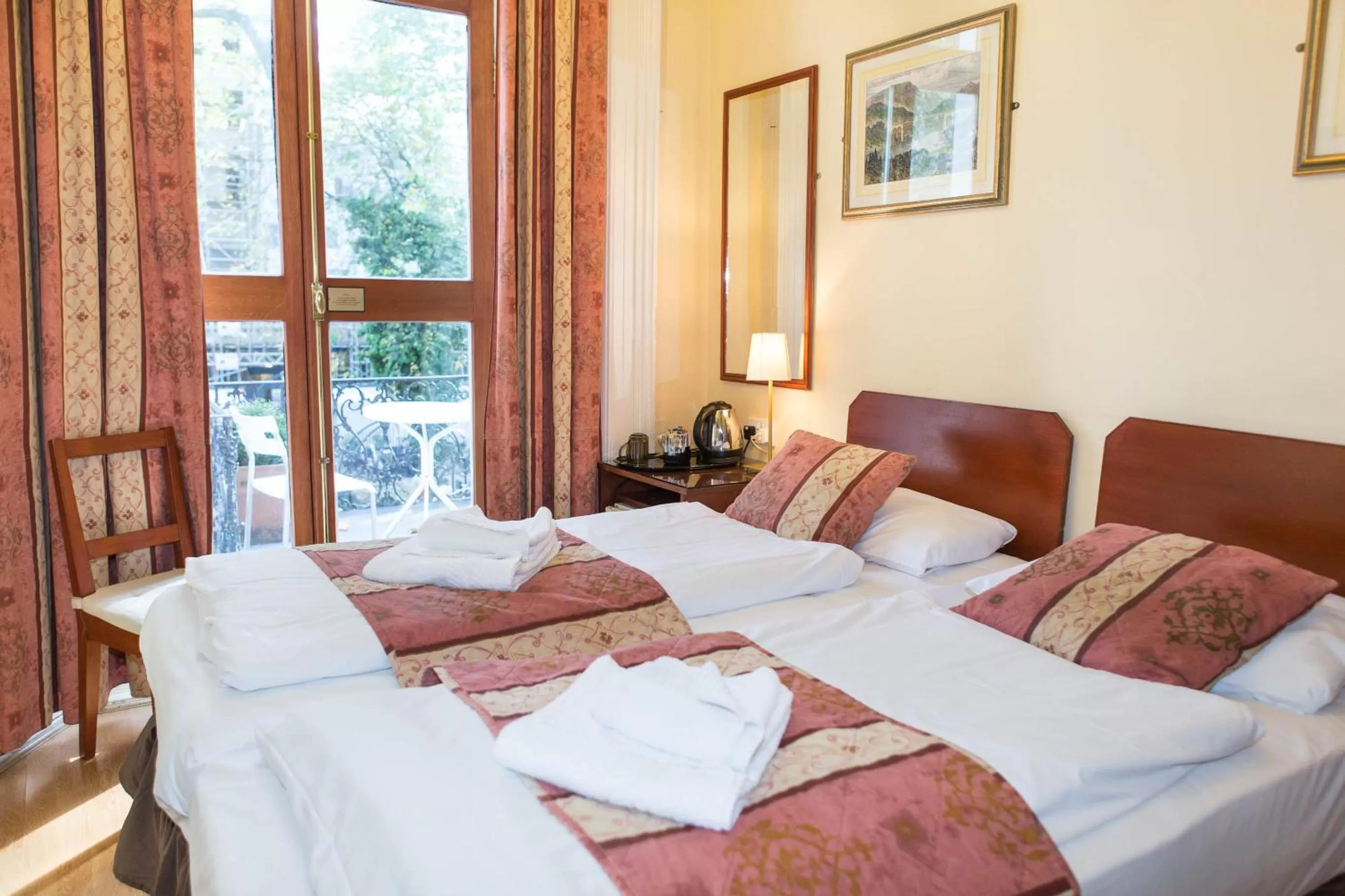 Bedroom, Bed in Shakespeare Hotel