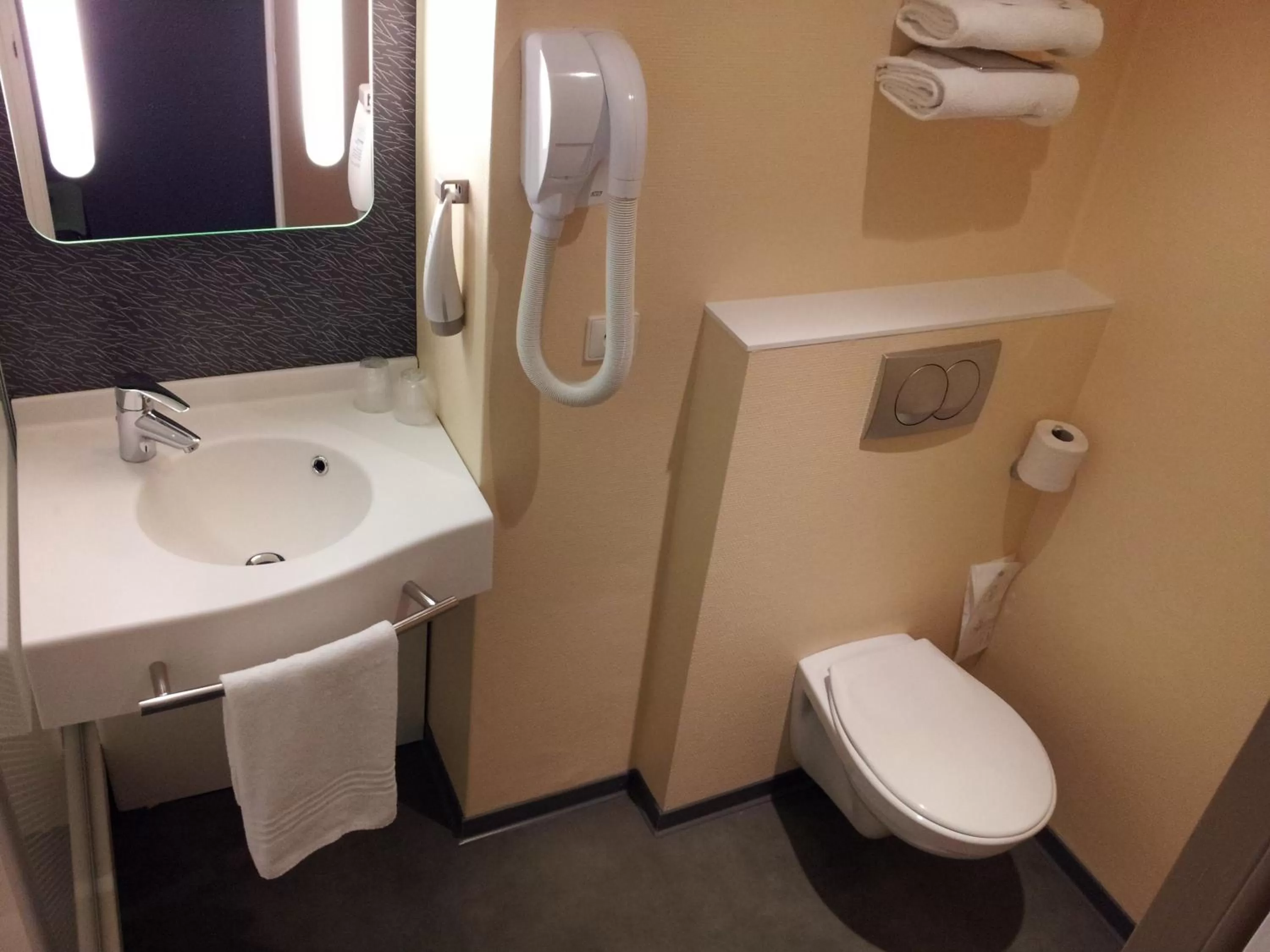 Bathroom in ibis Saint Dizier