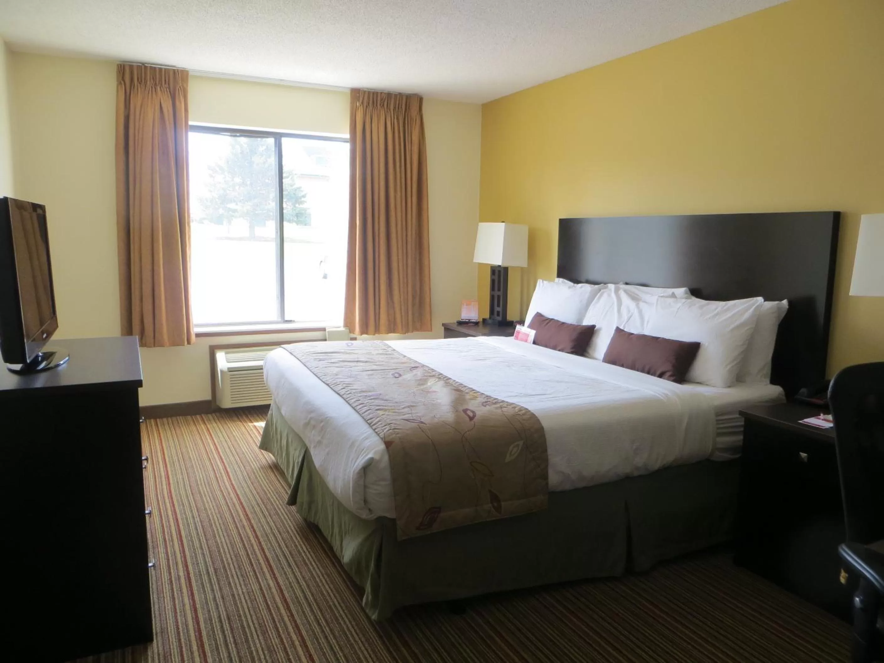 Bedroom, Bed in Ramada by Wyndham Wisconsin Dells I-90