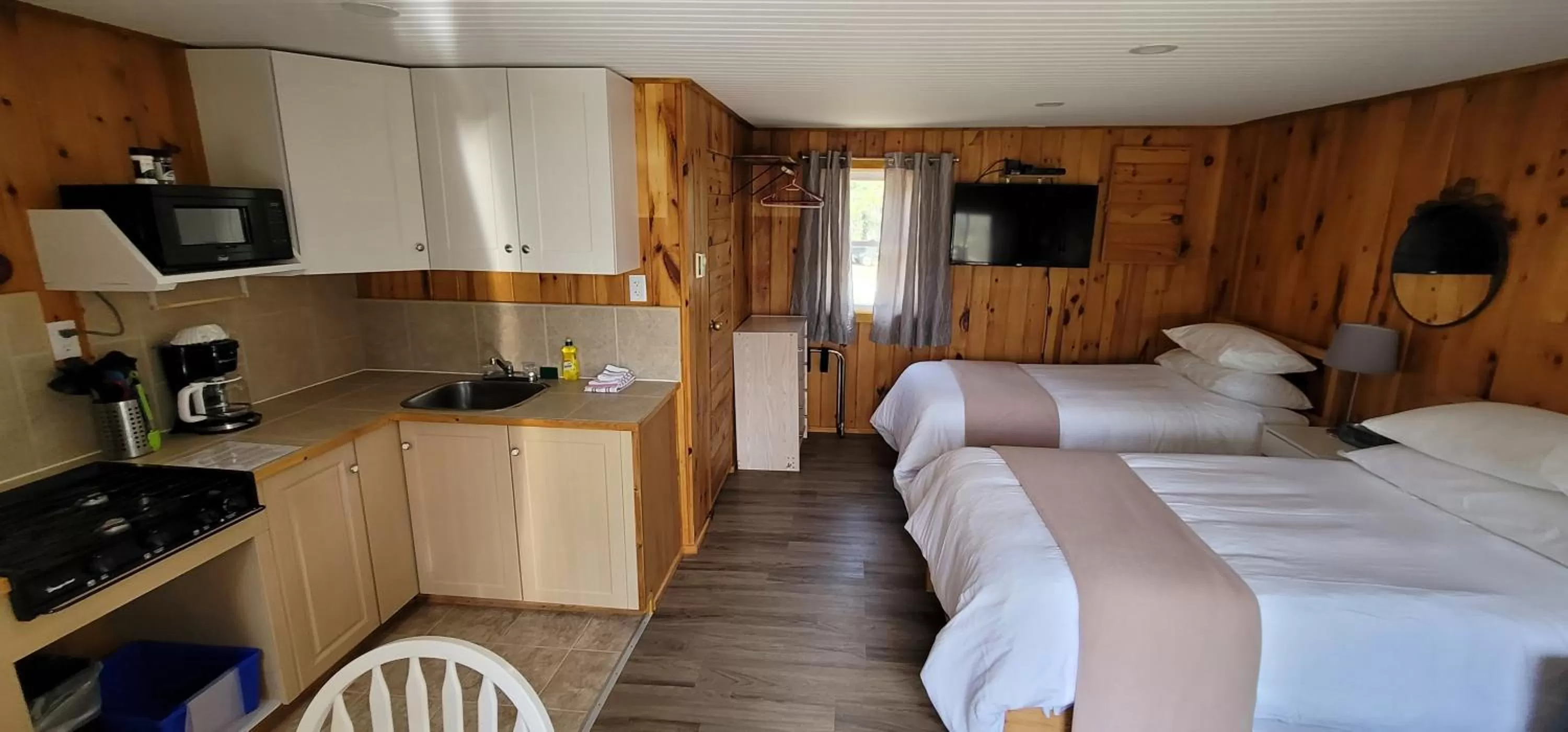 Property building in Parkway Cottage Resort and Trading Post