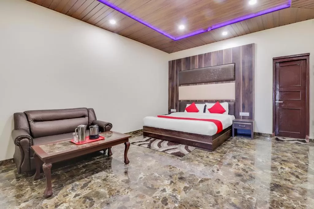 Bedroom, Bed in Hotel Himdhara, Near Mall Road Dalhousie