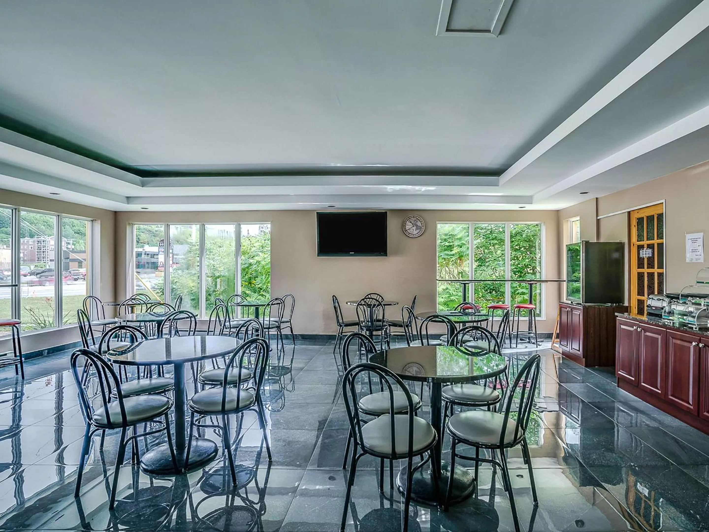 Breakfast in Quality Suites