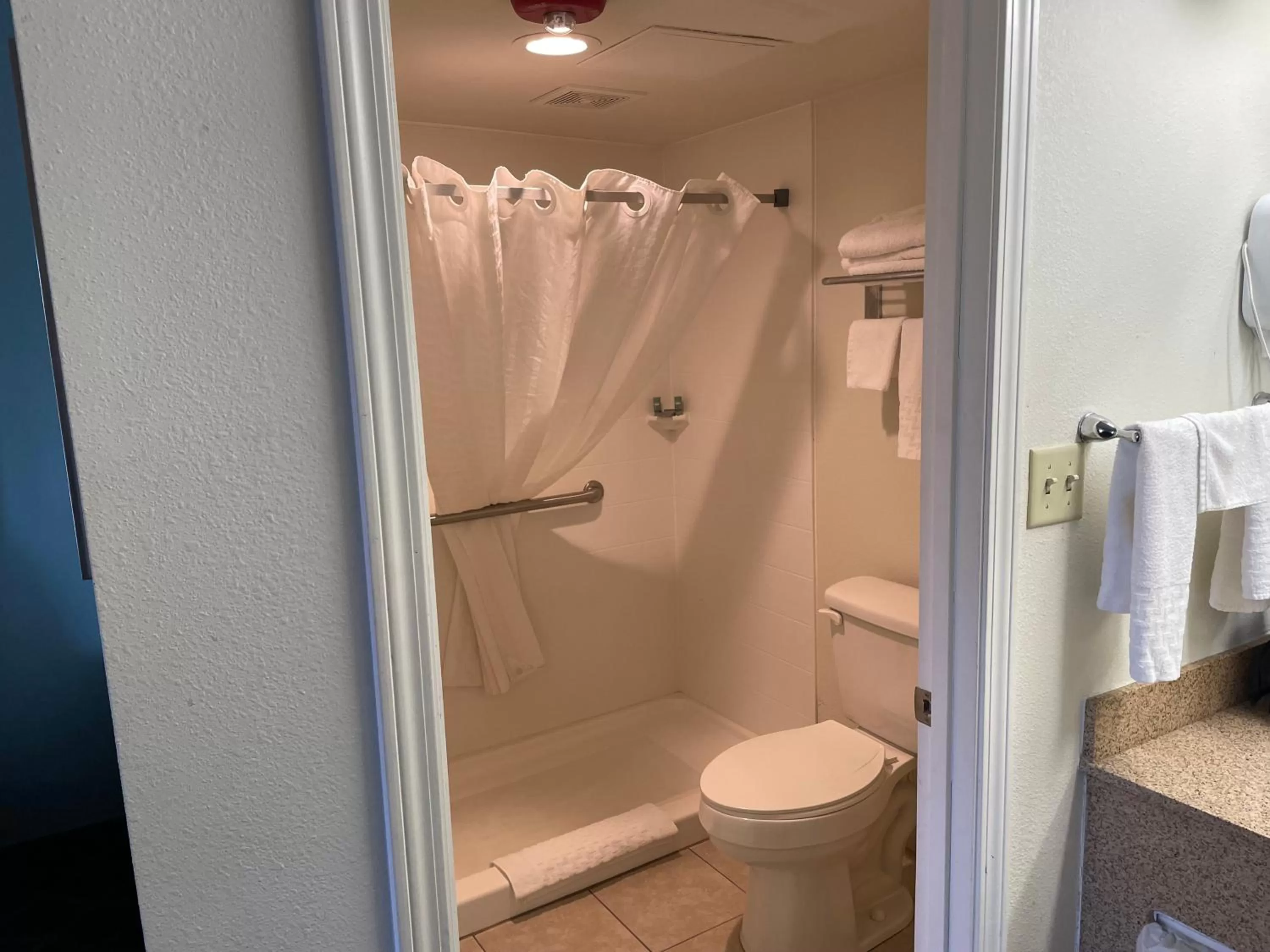 Shower in Quality Inn Clinton North