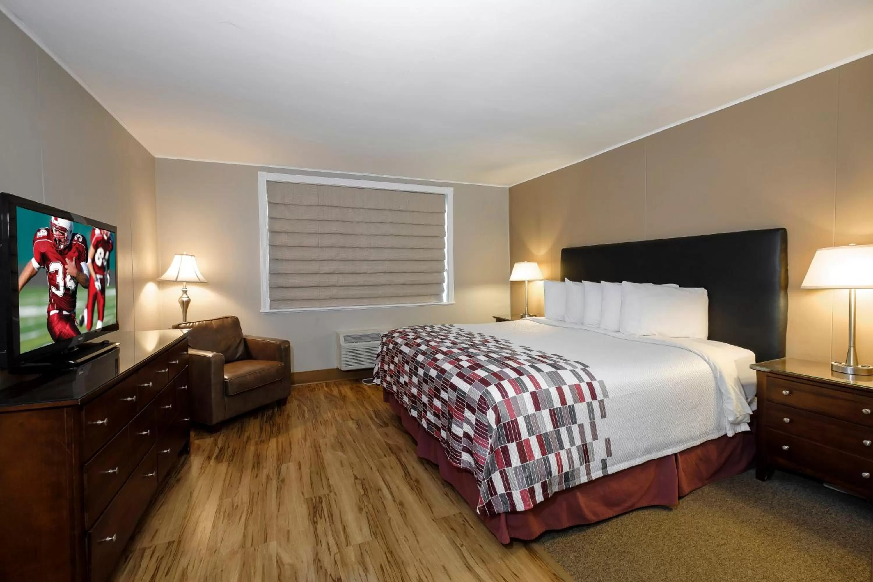 Photo of the whole room, Bed in Red Roof Inn and Suites Herkimer