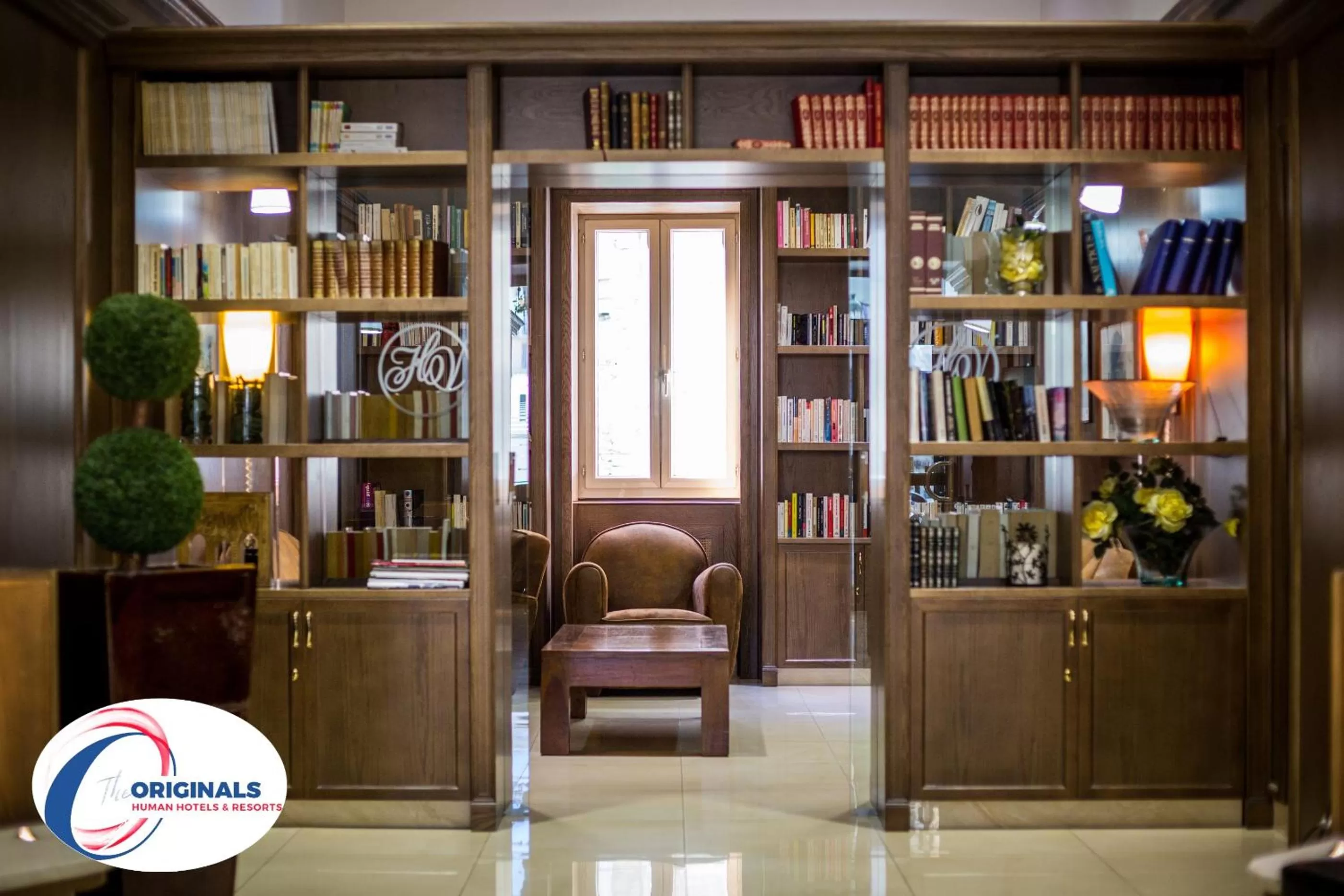 Library in Hôtel Les Voyageurs