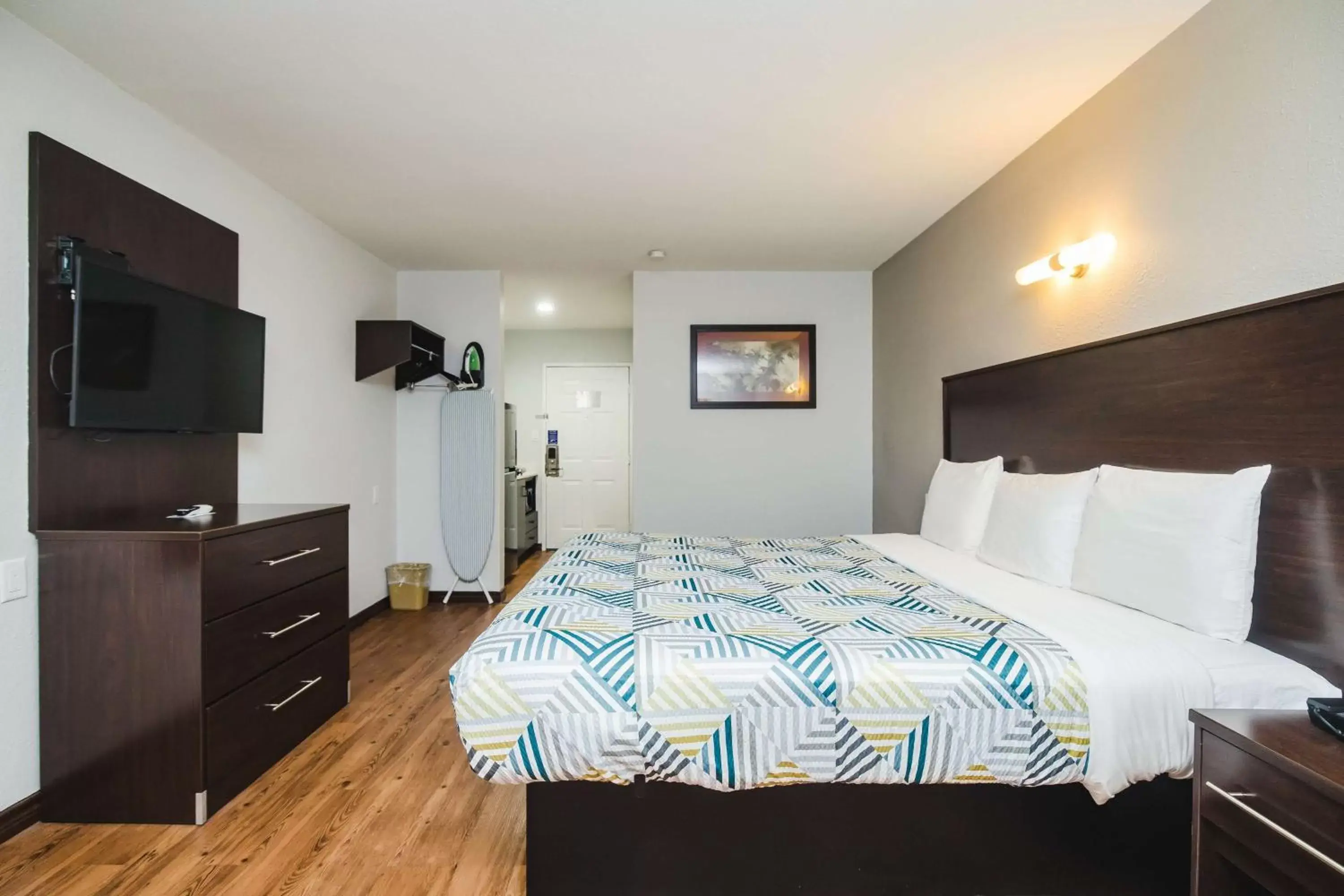 Deluxe King Room - Smoking in Studio 6 Channelview TX Baytown West Deluxe King Room - Smoking in Studio 6 Channelview TX Baytown West