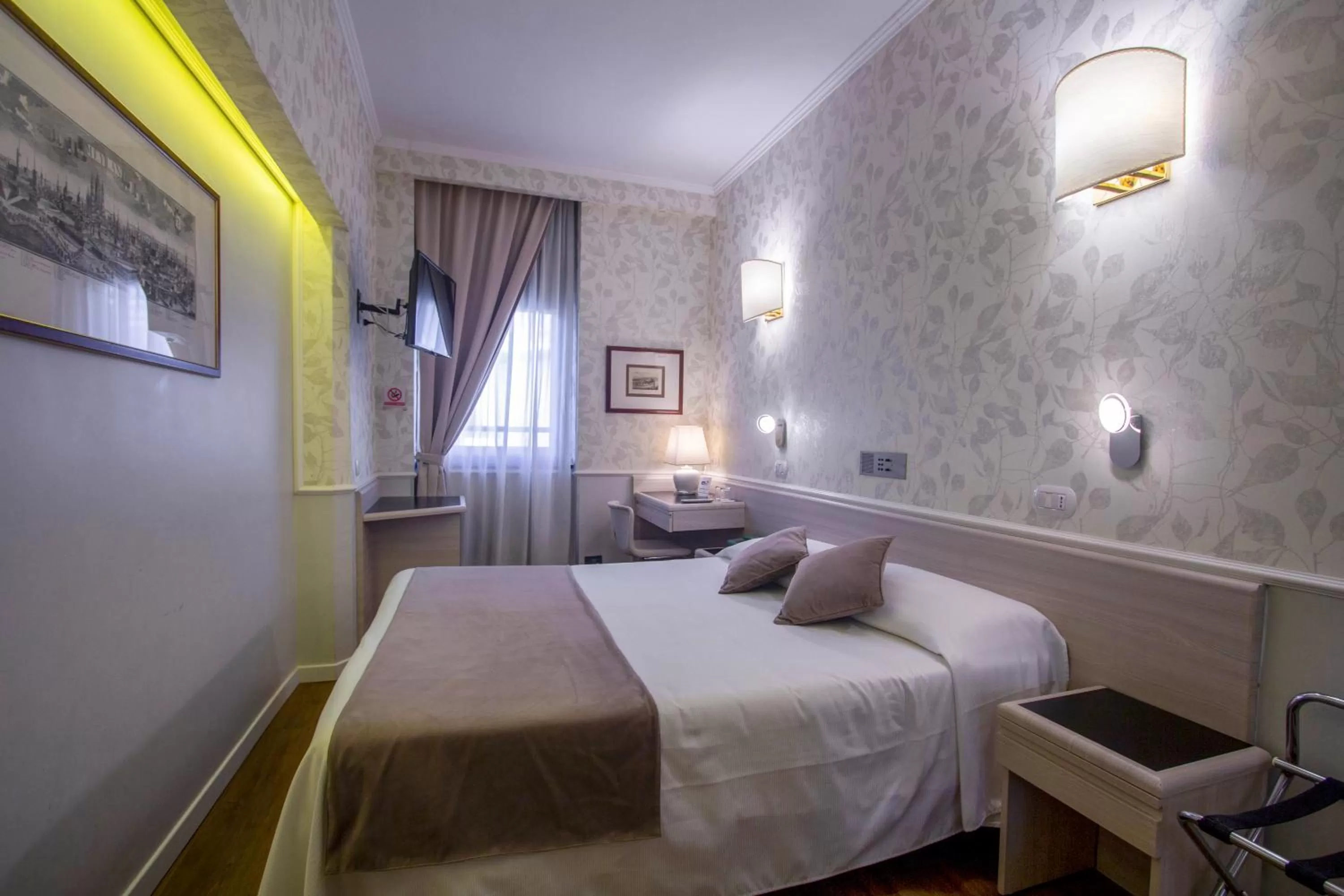 Bedroom, Bed in Hotel Flora