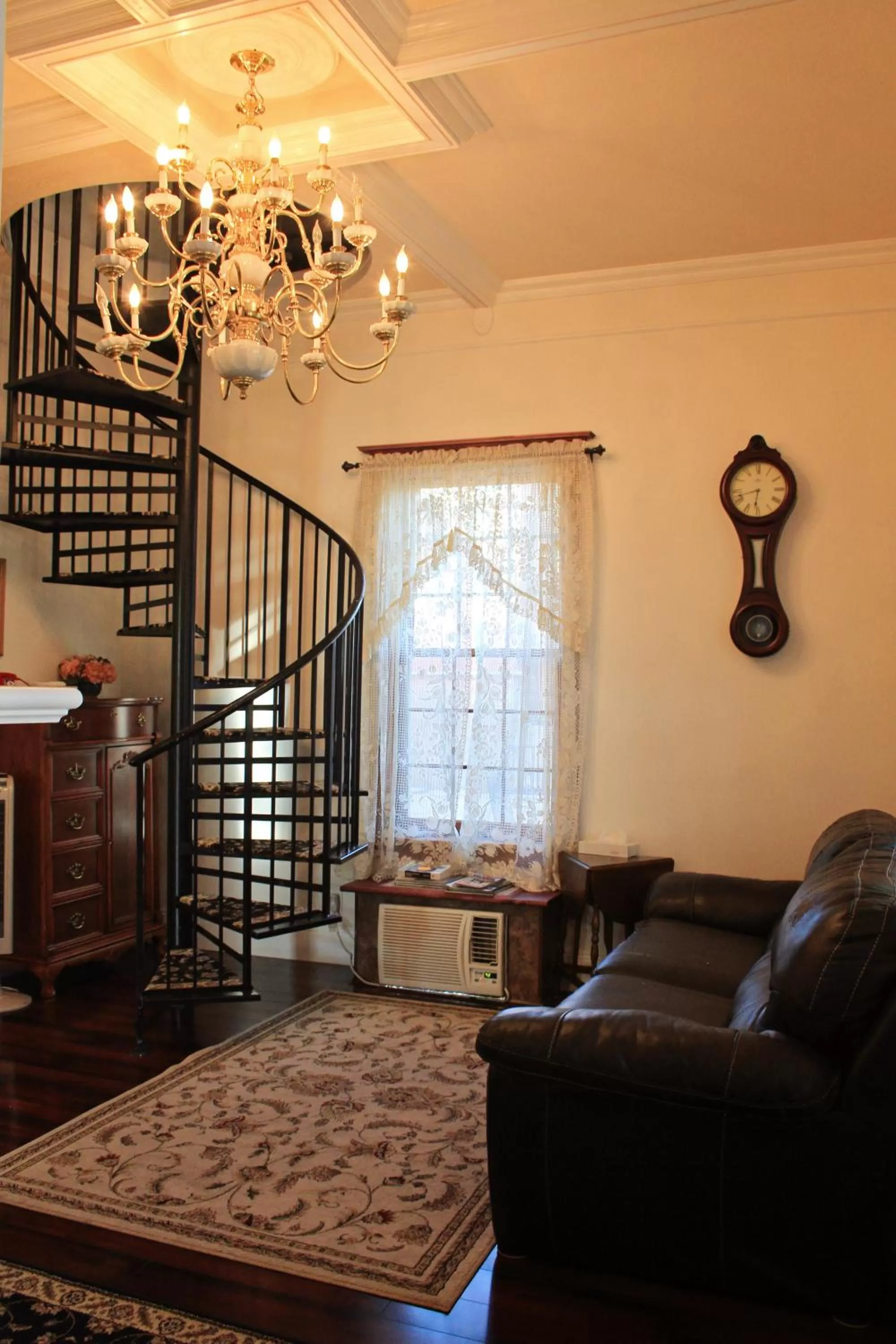 Living room in Bowen Motel