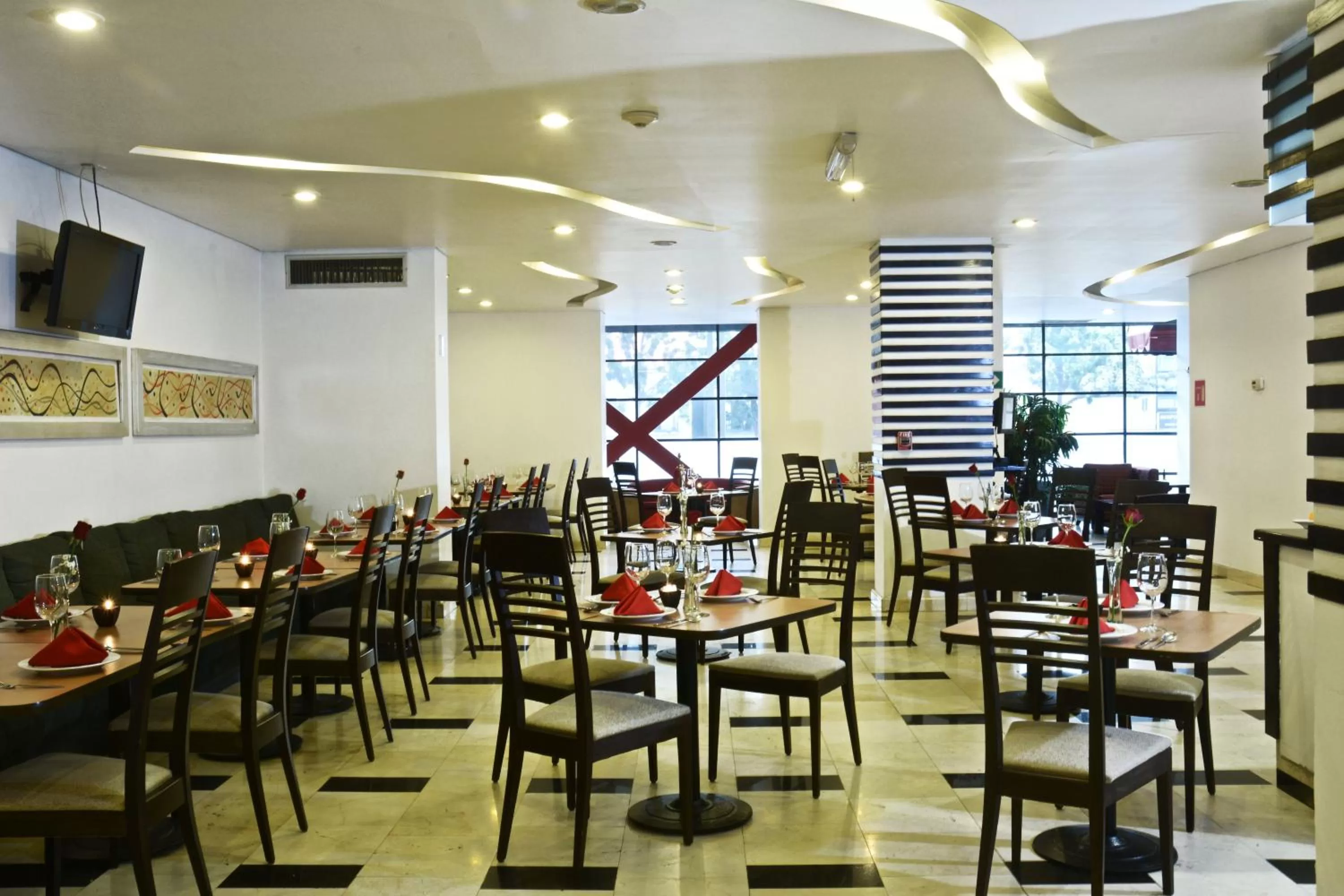 Restaurant/places to eat in Hotel & Suites PF