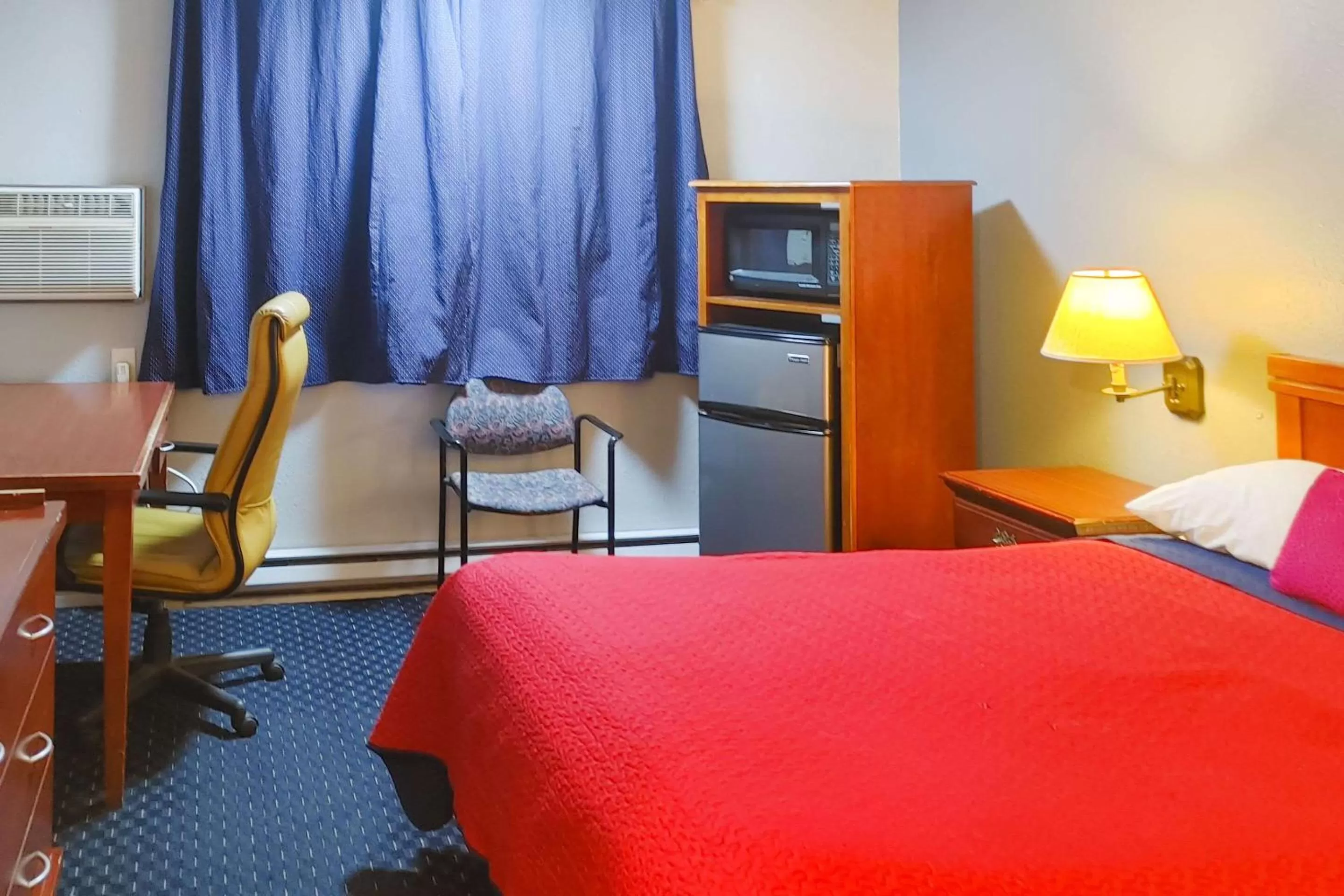 Bedroom, Bed in Rodeway Inn Seattle Airport