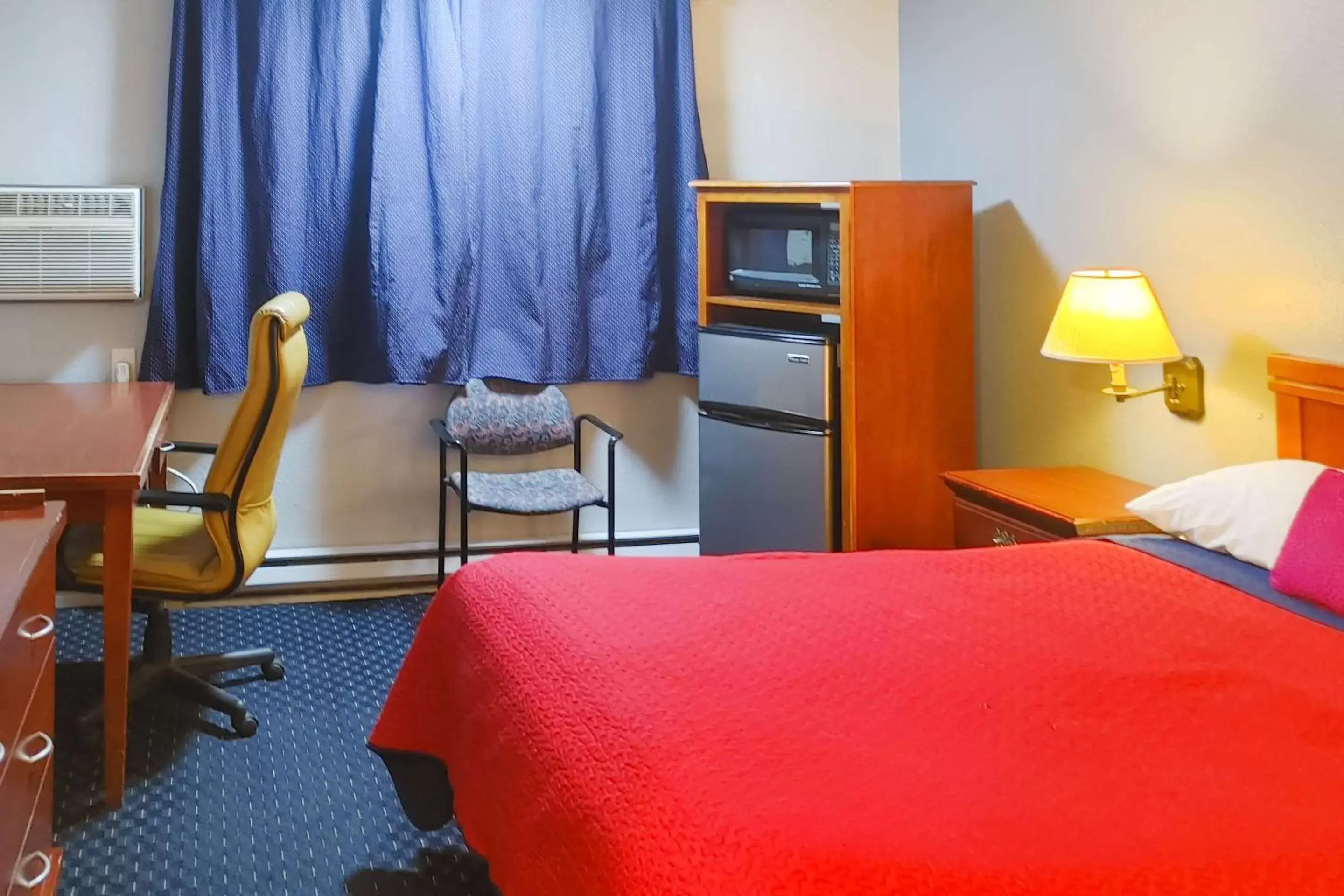 Queen Room - Non-Smoking in Rodeway Inn Seatac Queen Room - Non-Smoking in Rodeway Inn Seatac