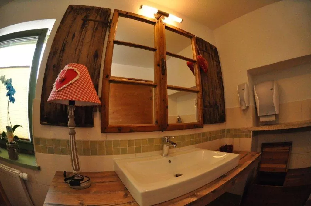 Bathroom in Hotel zum Urviech -Erwachsenenhotel-