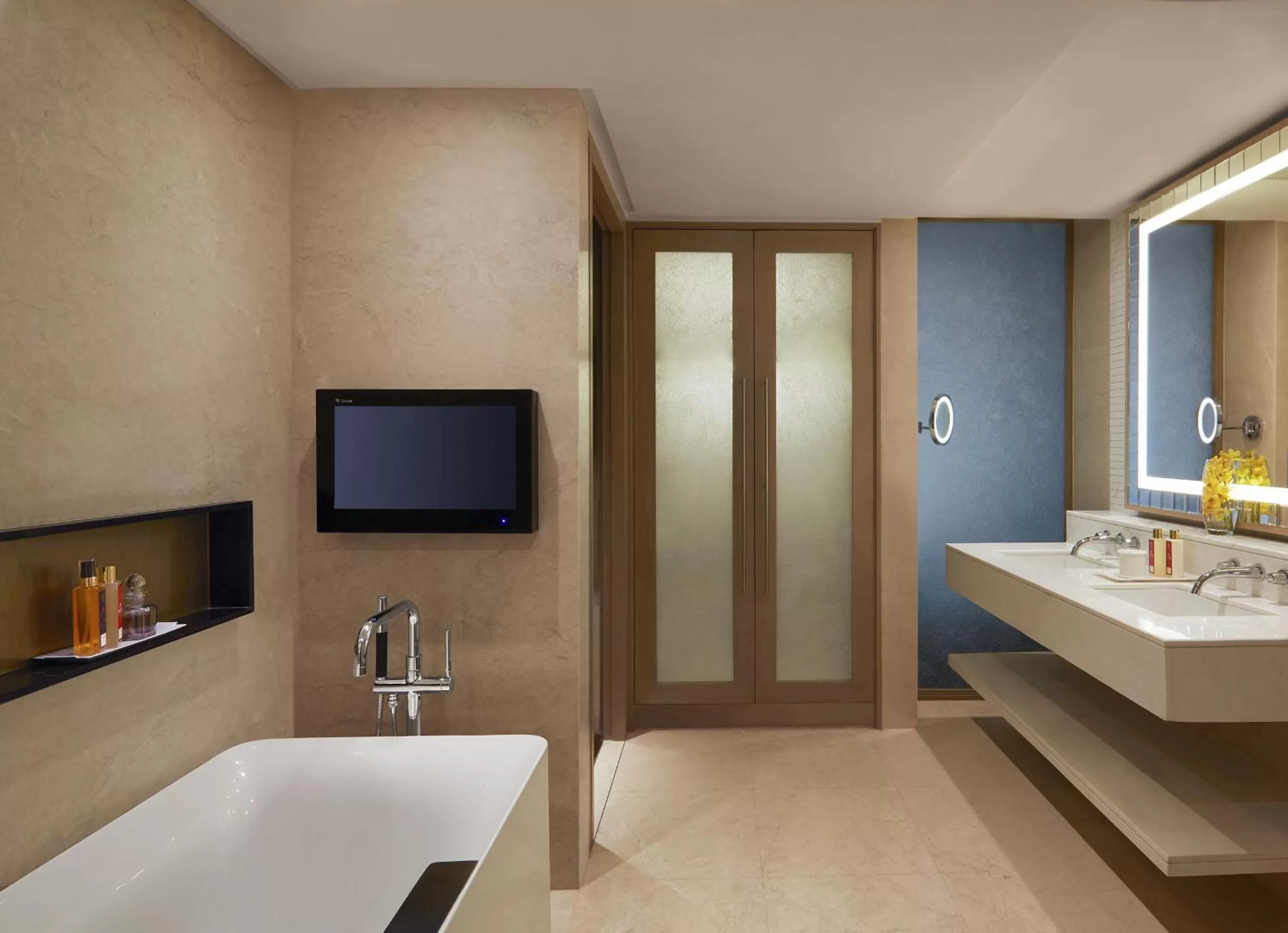 Shower in Taj Santacruz