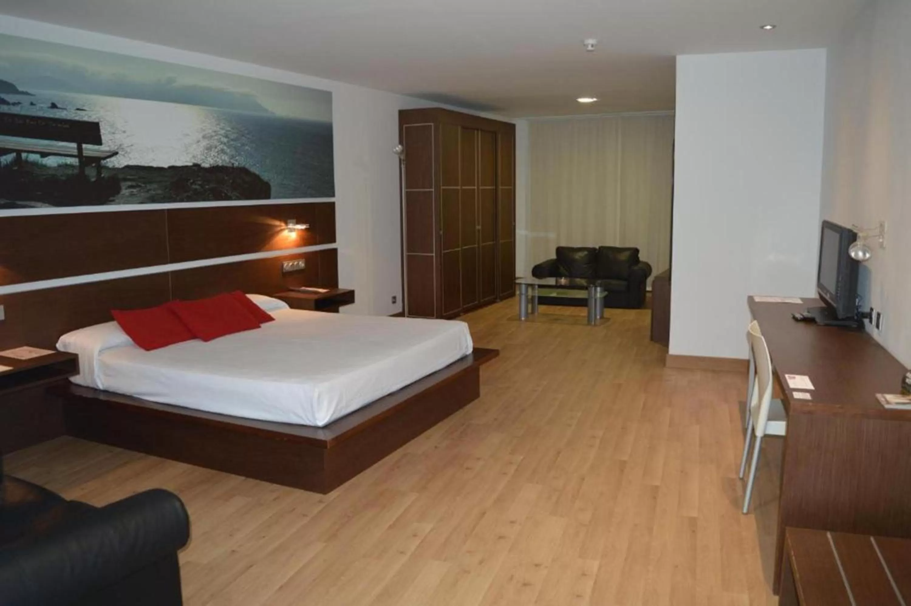 Communal lounge/ TV room, Bed in Hotel Spa Odeón