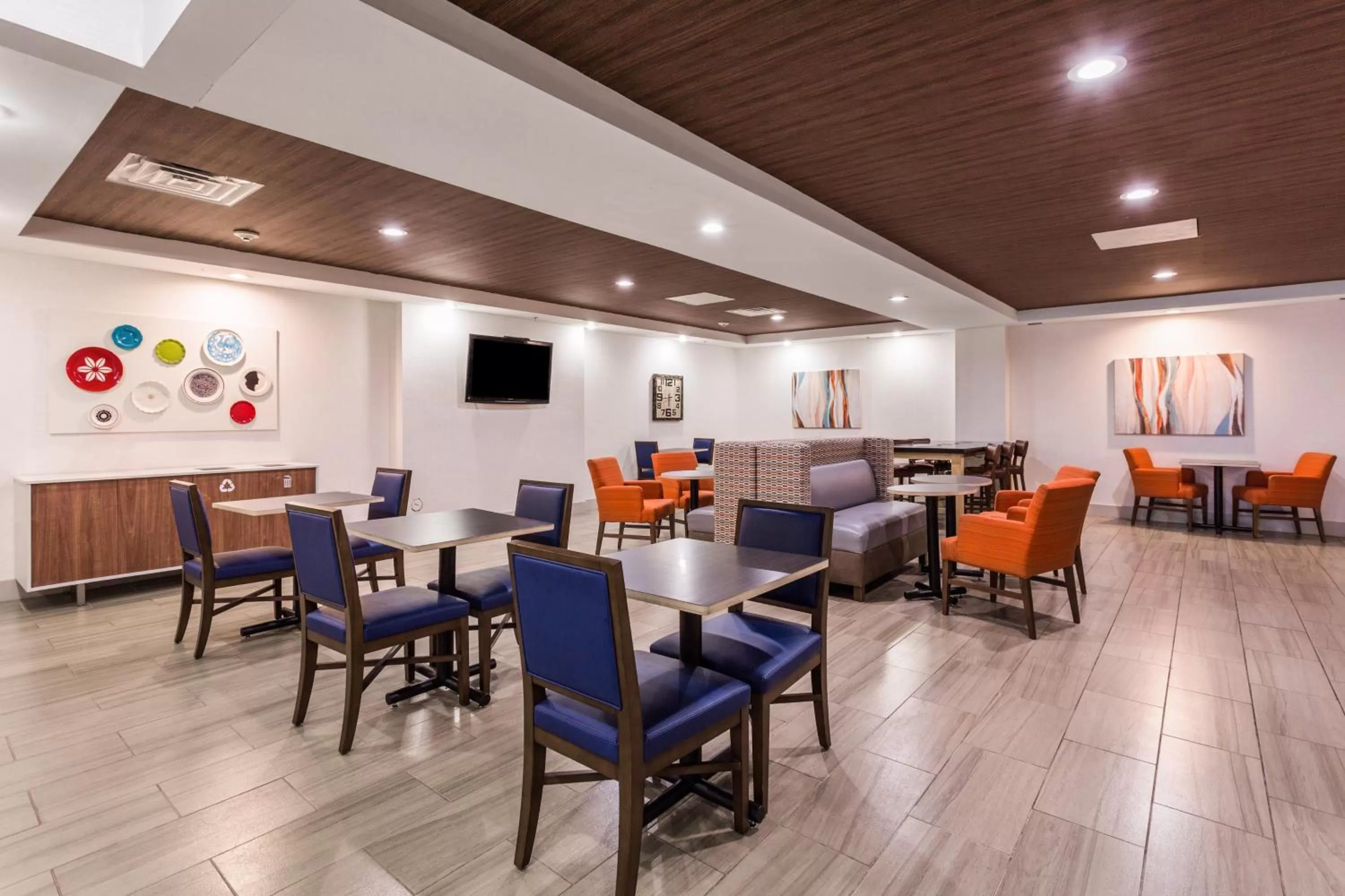 Breakfast in Holiday Inn Express and Suites - Petersburg - Fort Lee by IHG