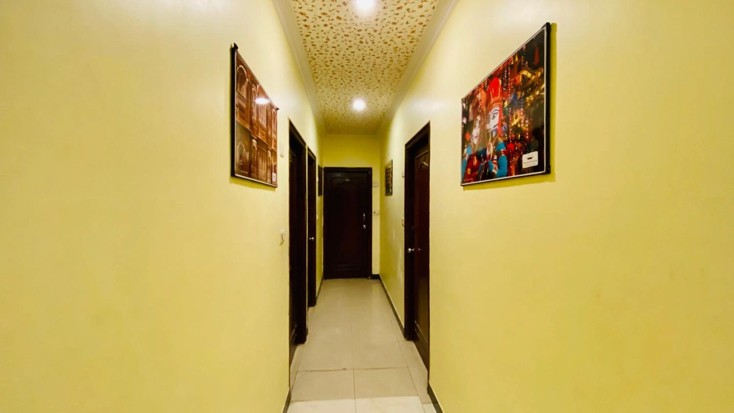 Facade/entrance in Tuk Tuk Backpackers- Near Jaipur Train Station