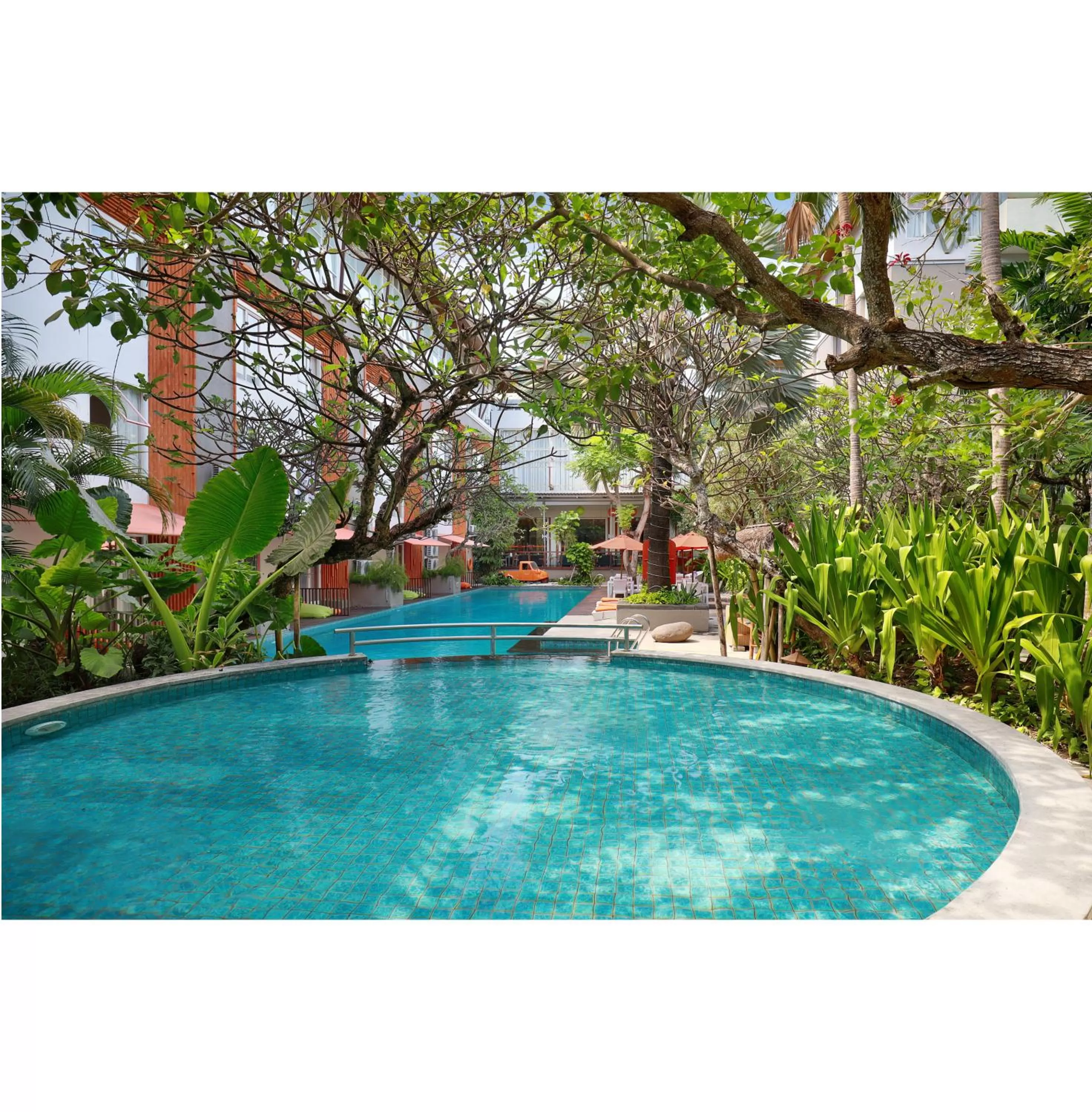 Swimming pool in HARRIS Hotel & Residences Sunset Road