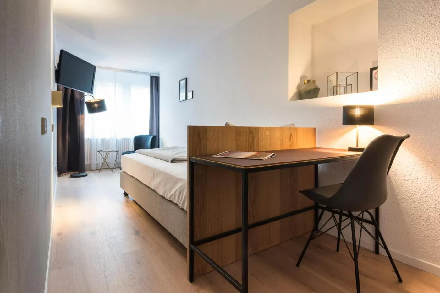 TV and multimedia, Bed in Genusshotel Krone & Roadtrips bei Basel