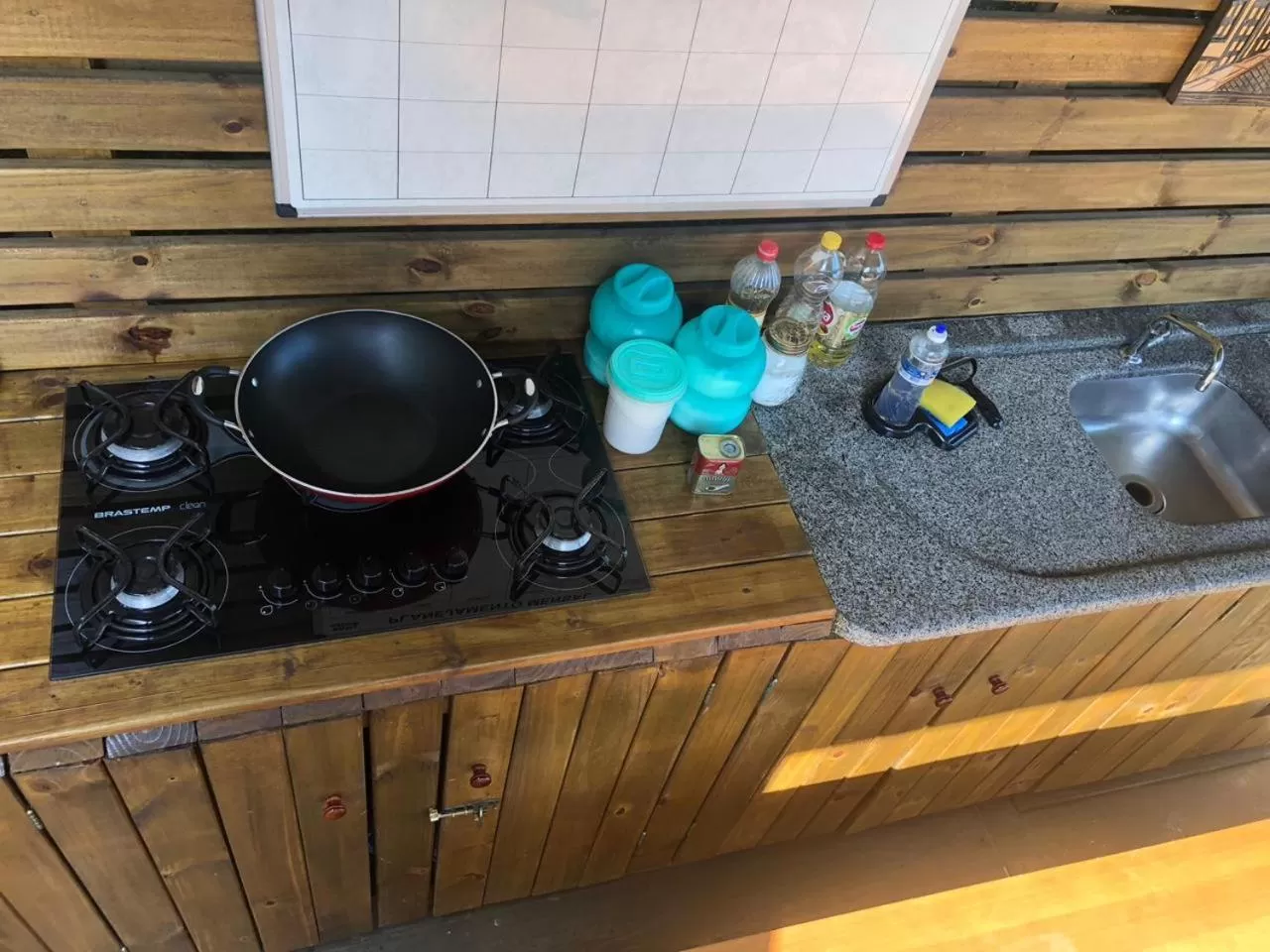 Communal kitchen in Pousada Ondas de Floripa
