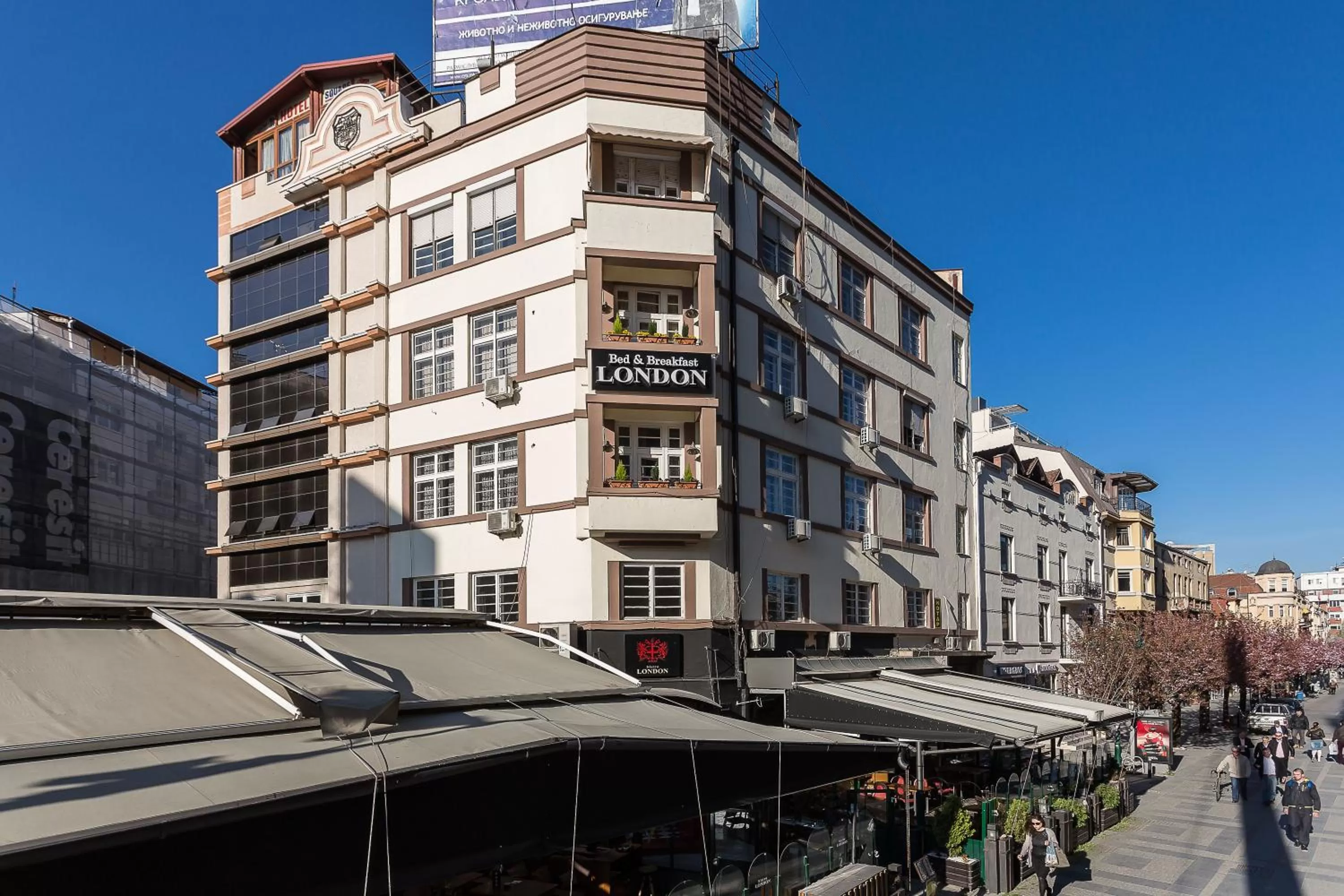 Facade/entrance in Hotel London B&B