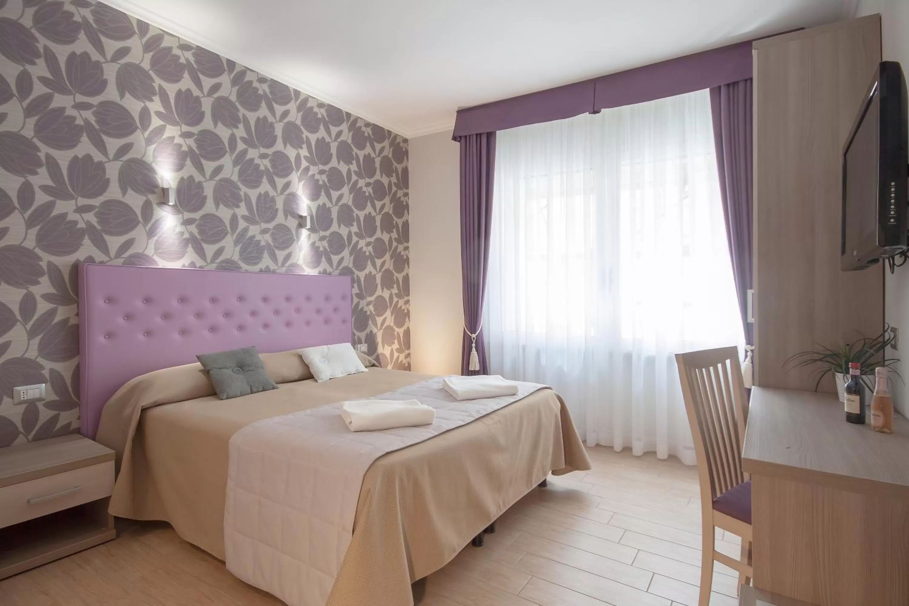 Photo of the whole room, Bed in Rome Kings Suite