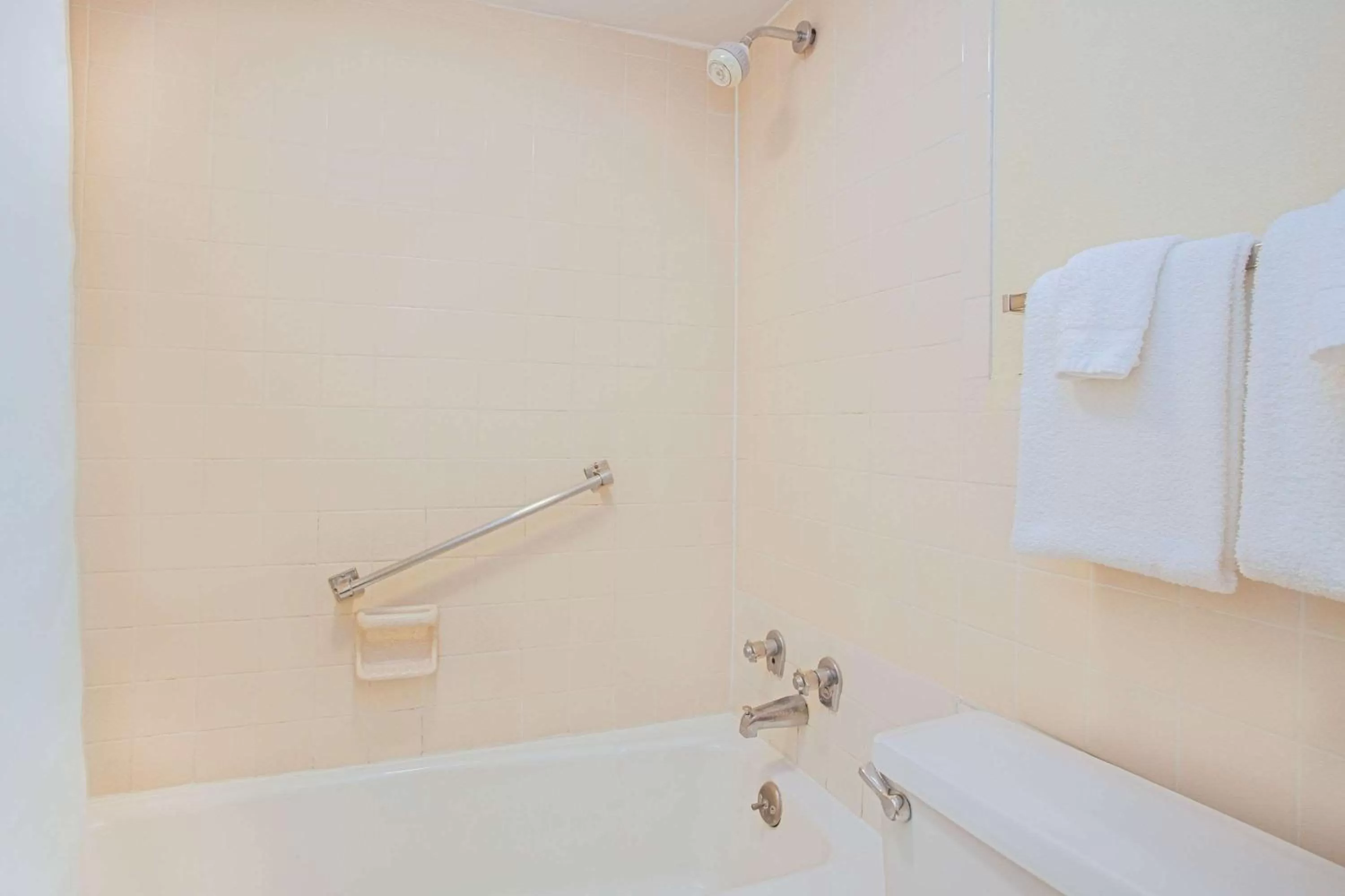 Bathroom in Bristol Parkway inn