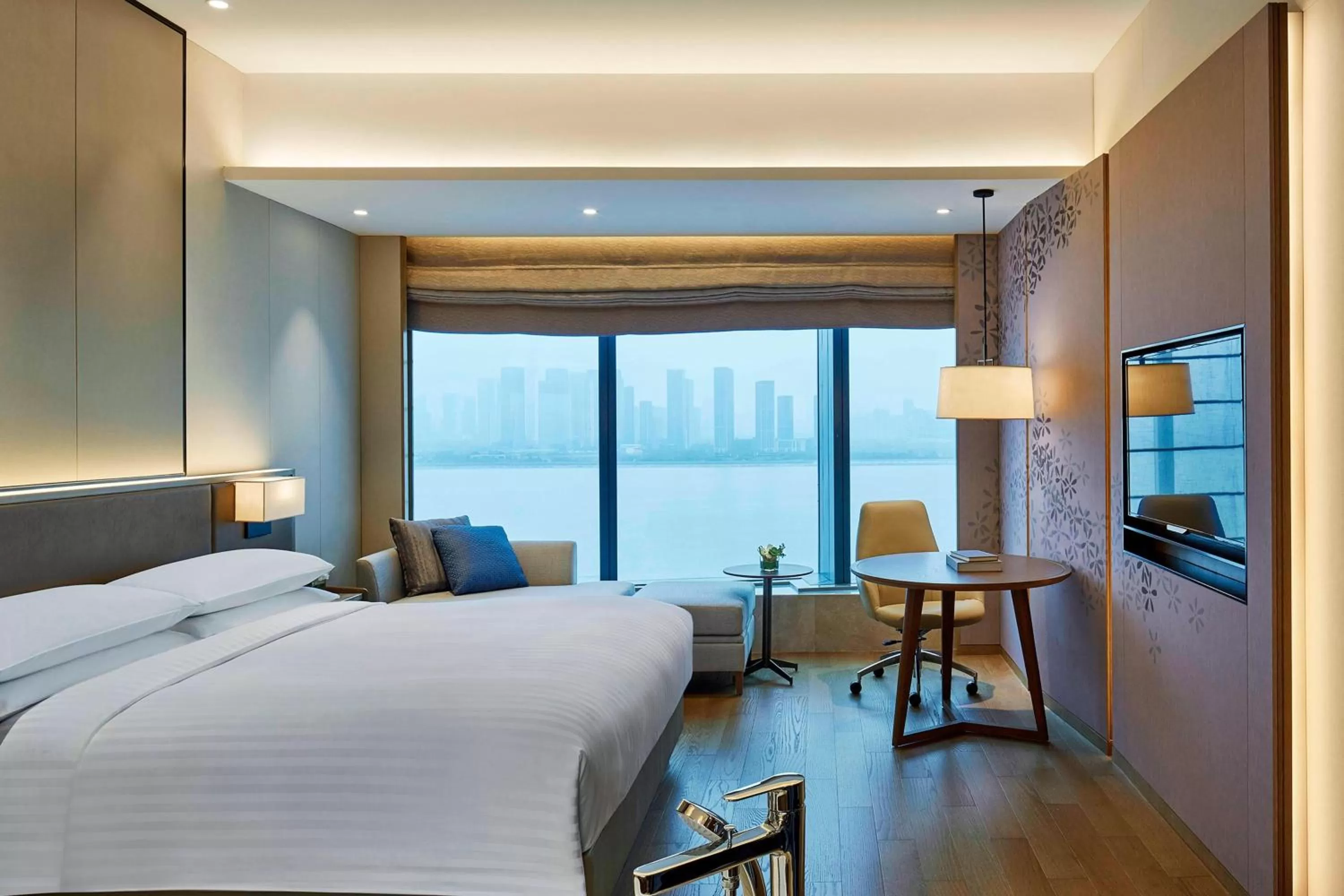 Photo of the whole room, Bed in Hangzhou Marriott Hotel Qianjiang
