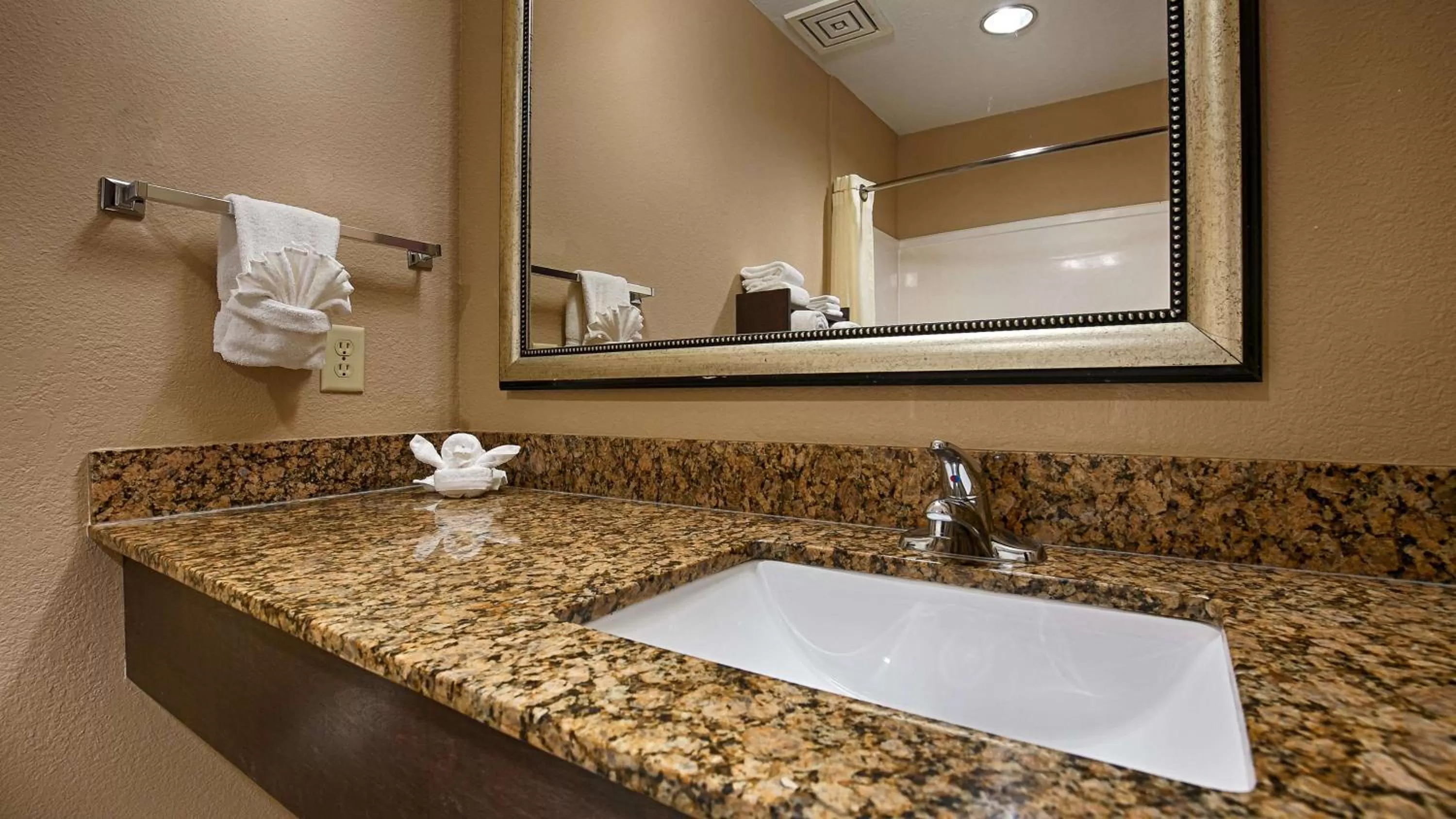 Bathroom in Best Western Inn & Suites - Lake Charles