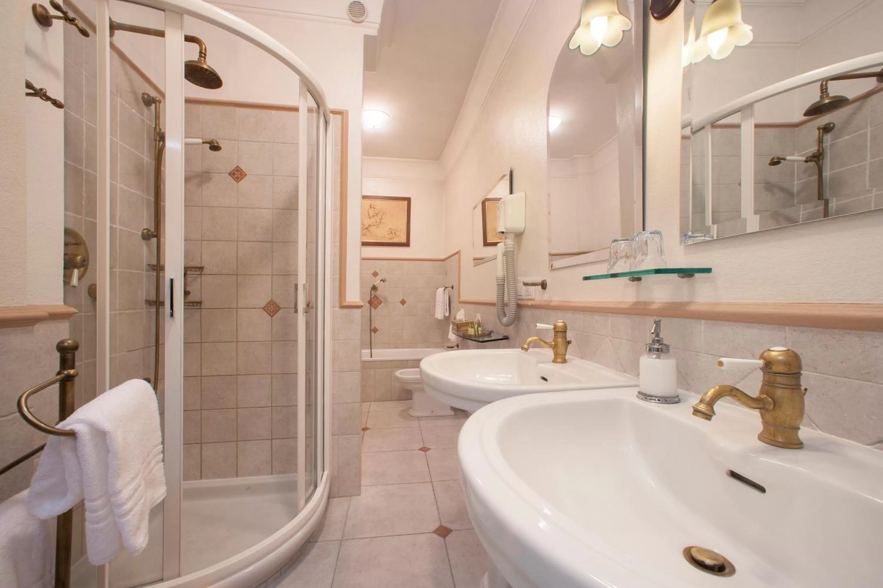 Bathroom in Majestic Toscanelli (centro storico)