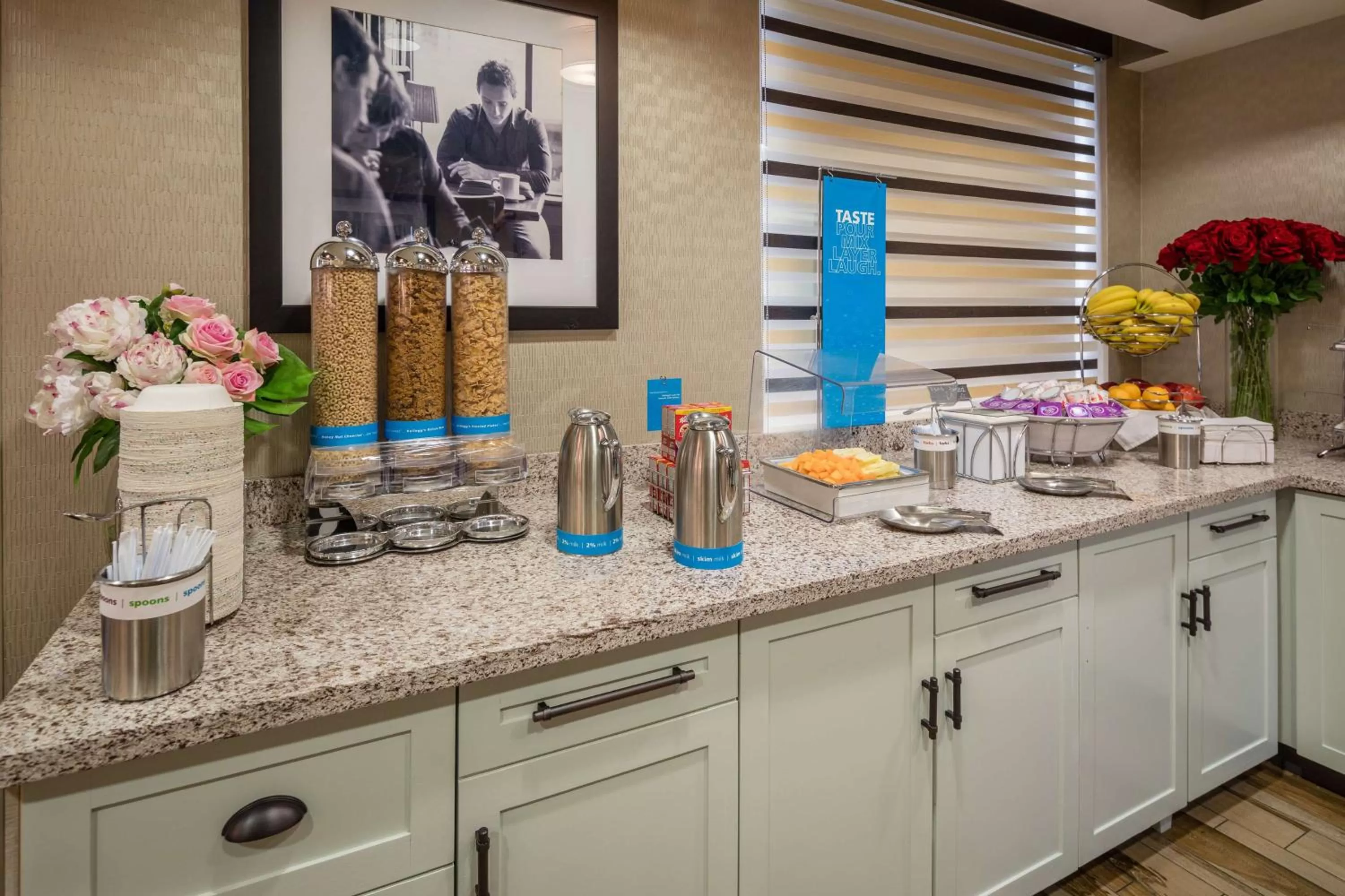 Dining area in Hampton Inn San Francisco Airport