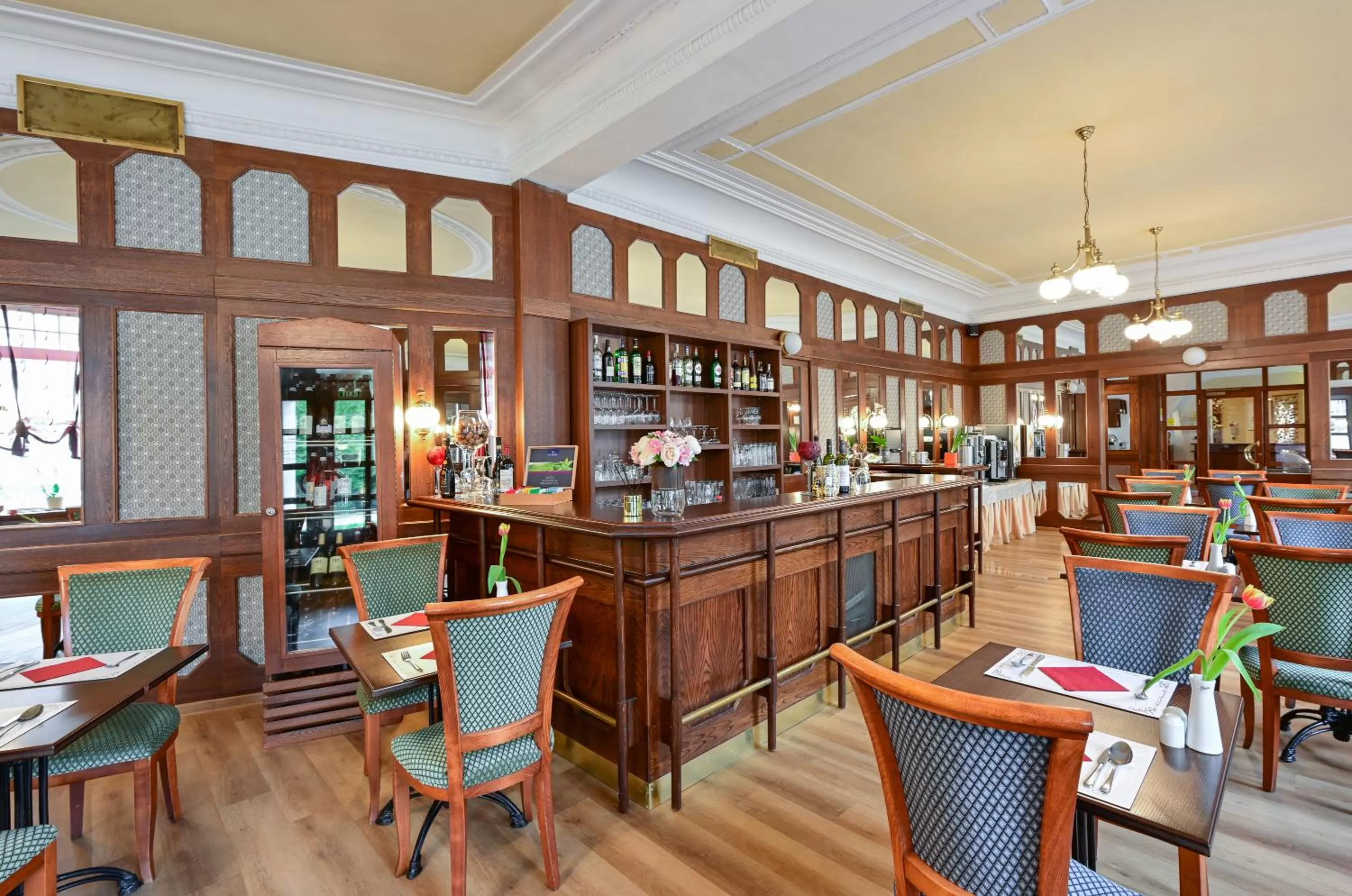 Restaurant/places to eat in Hotel Continental