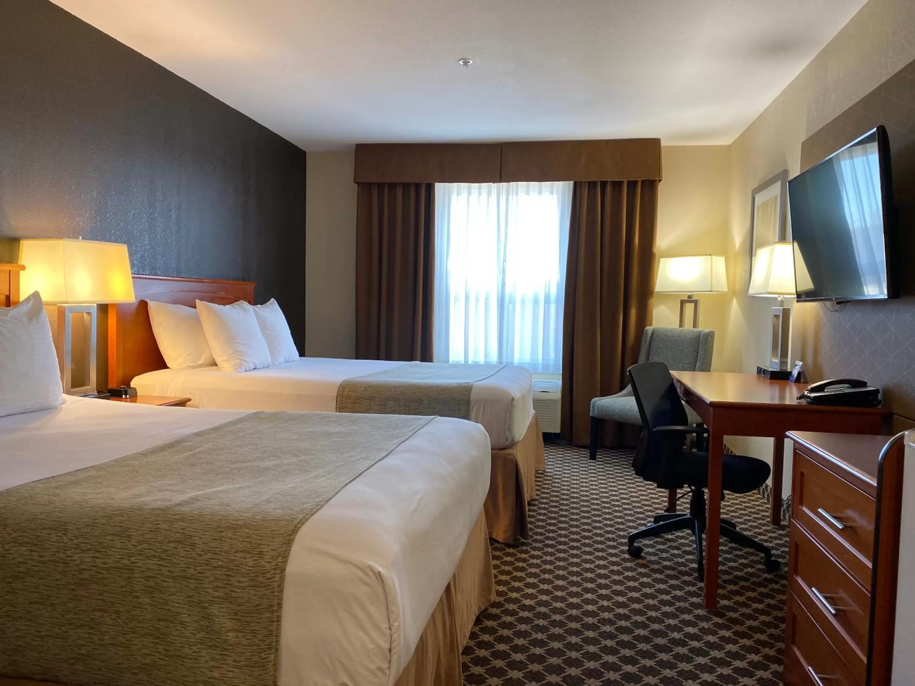 Photo of the whole room, Bed in Best Western Strathmore Inn