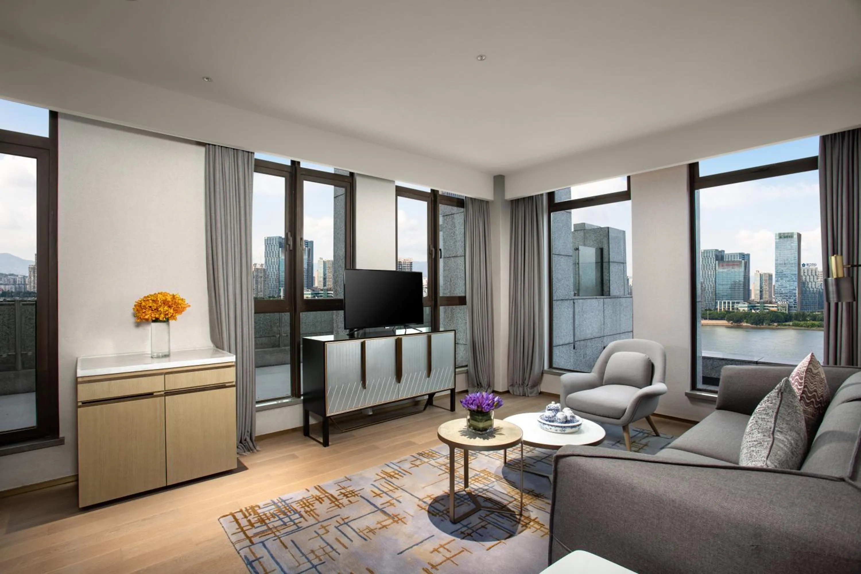 Living room in Crowne Plaza Fuzhou South by IHG