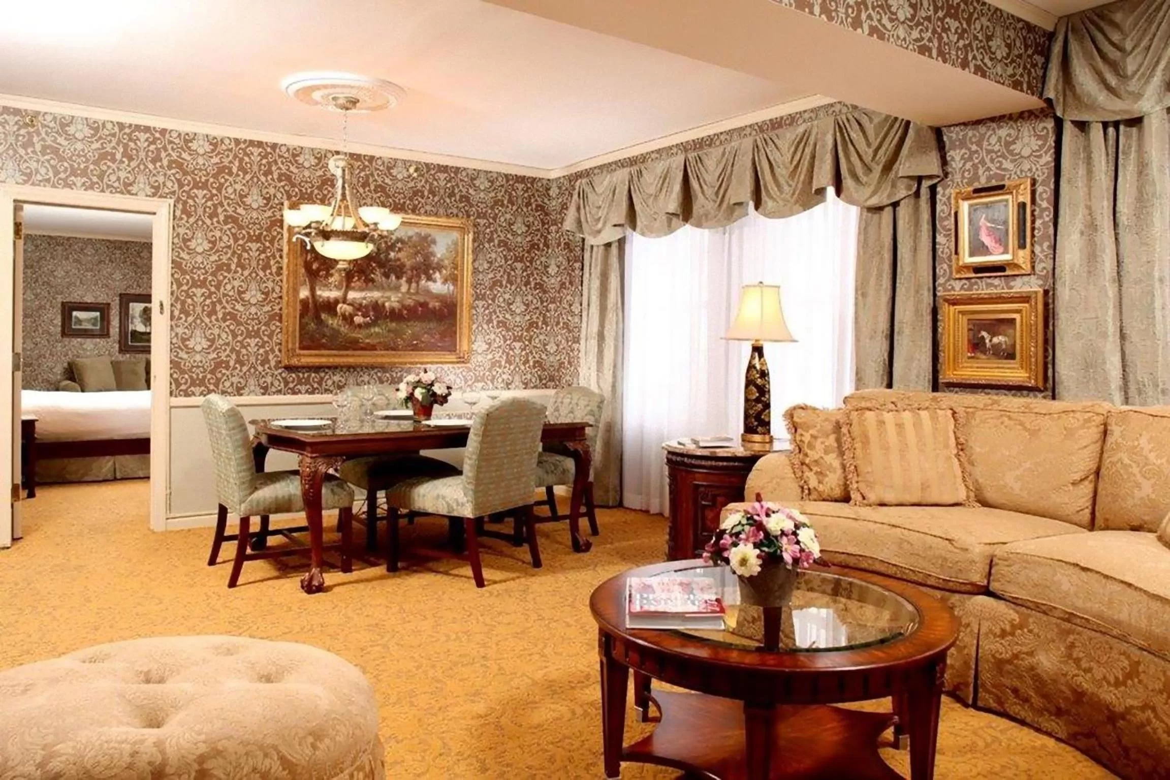 Living room, Bed in The Brown Hotel