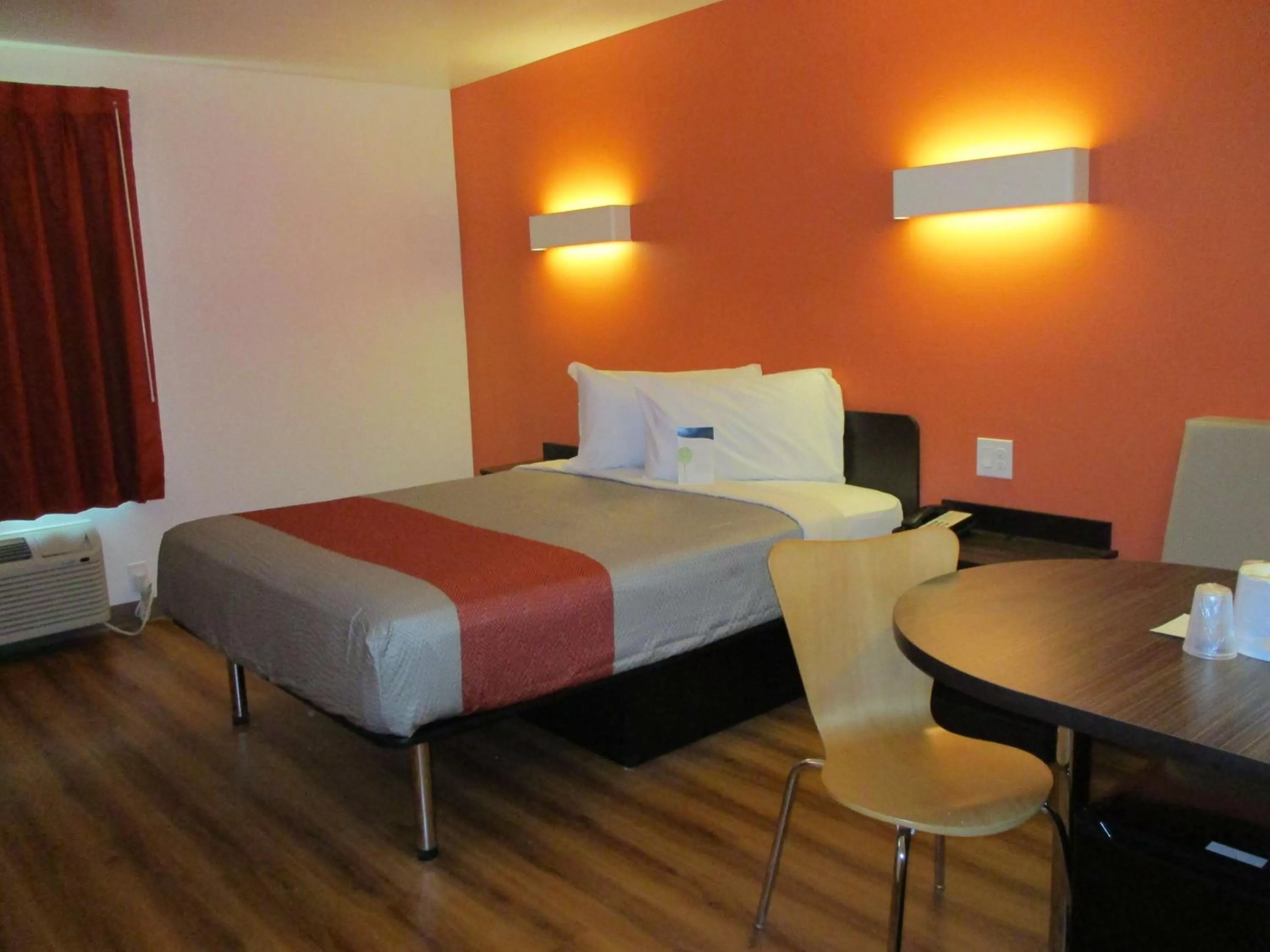 Photo of the whole room, Bed in Motel 6 Fort Worth, TX - North - Saginaw