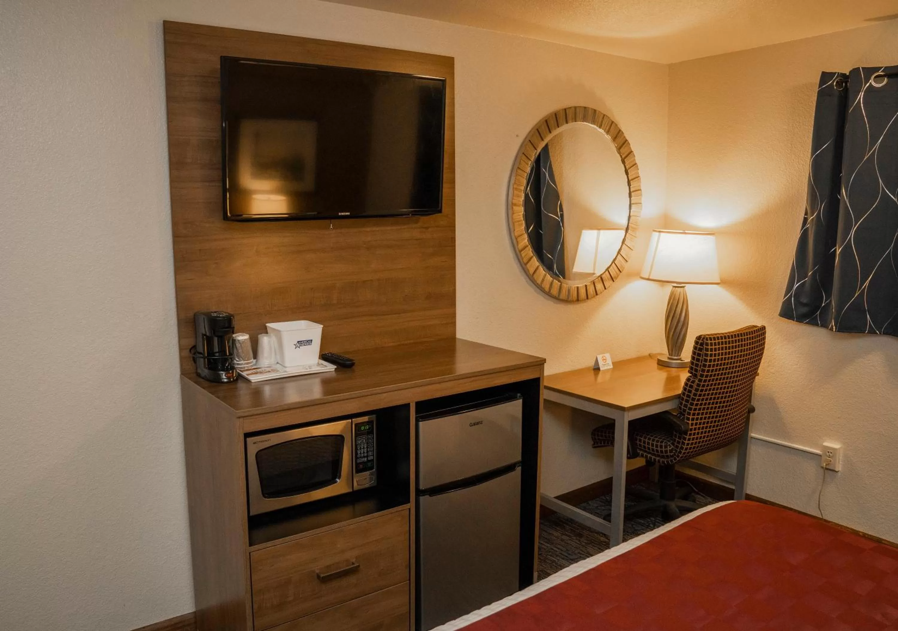 Bedroom, Bed in Americas Best Value Inn Lynnwood