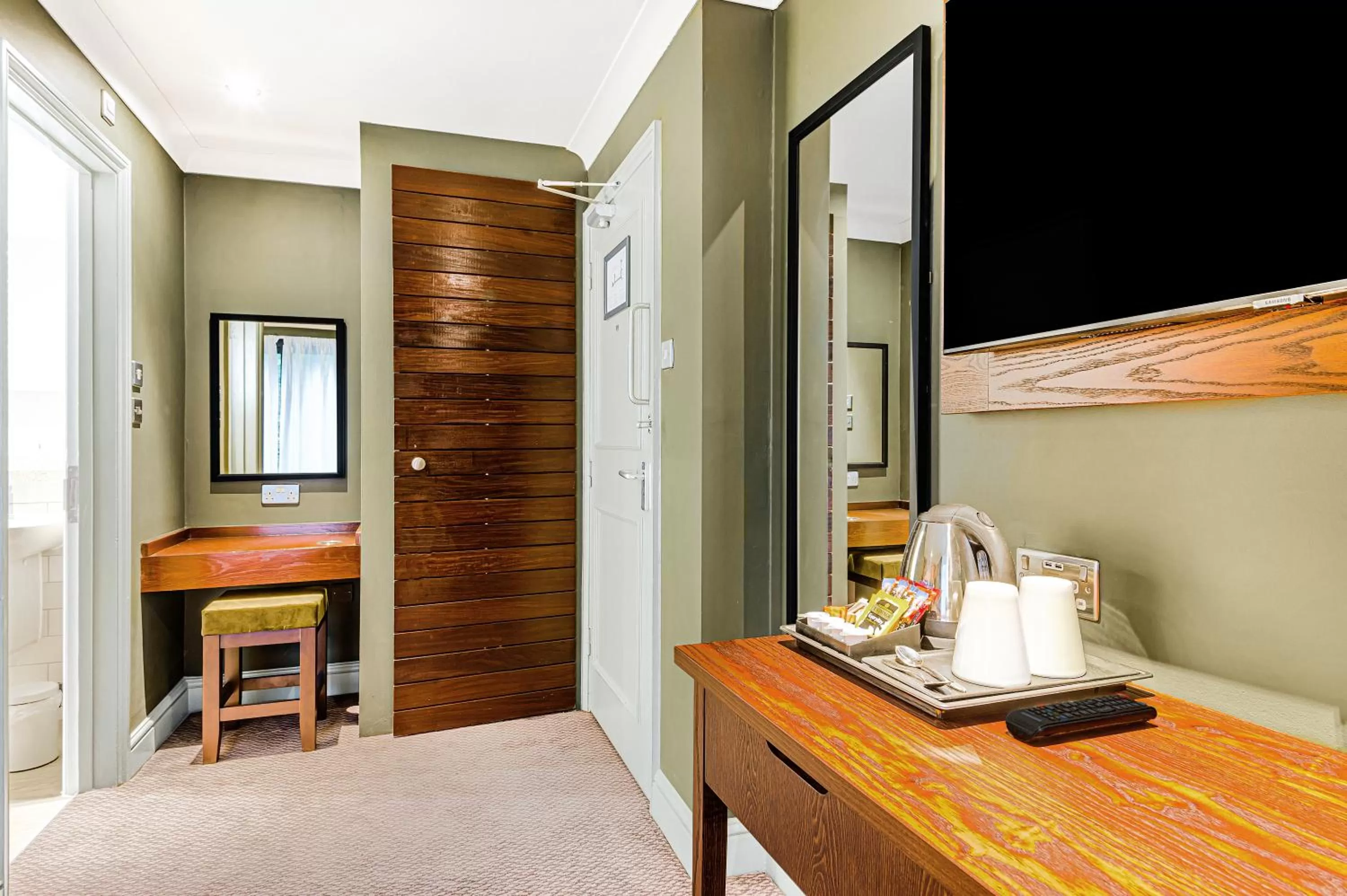 Coffee/tea facilities in Inn on the Lake by Innkeeper's Collection