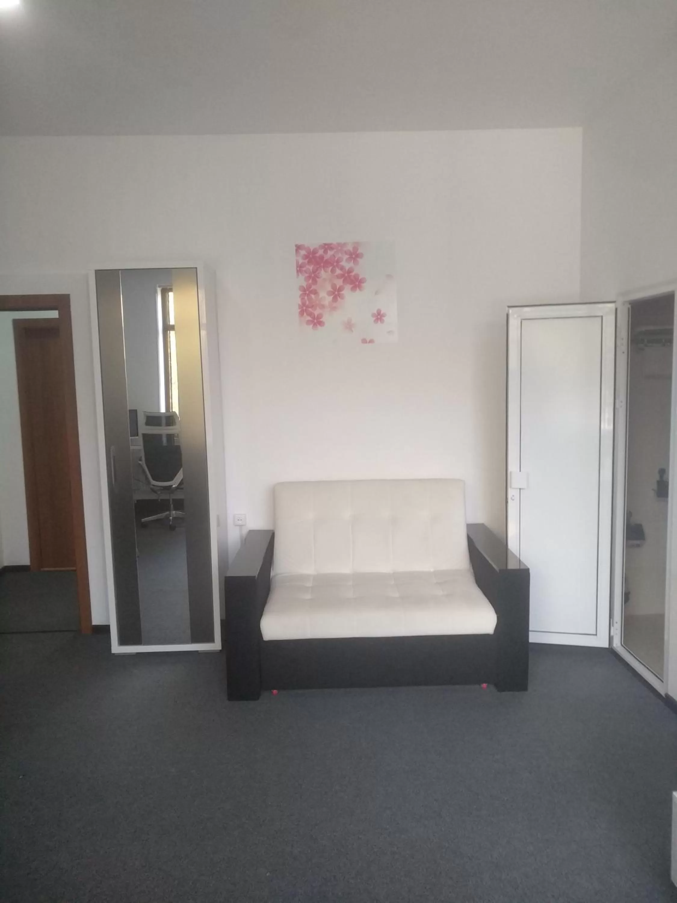 Living room, Bed in Sakura Inn