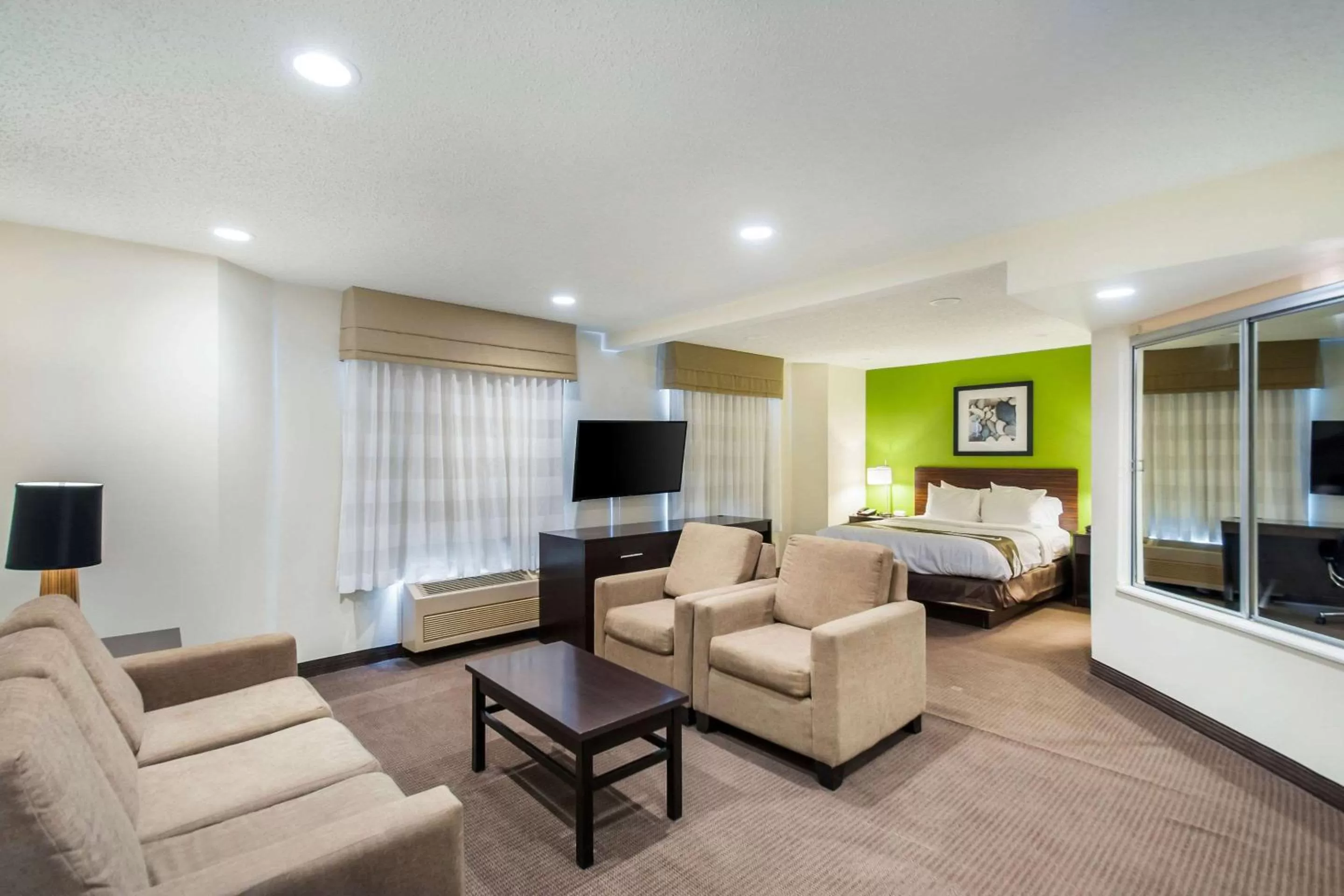 Photo of the whole room, Bed in Quality Inn Grasonville near Kent Island