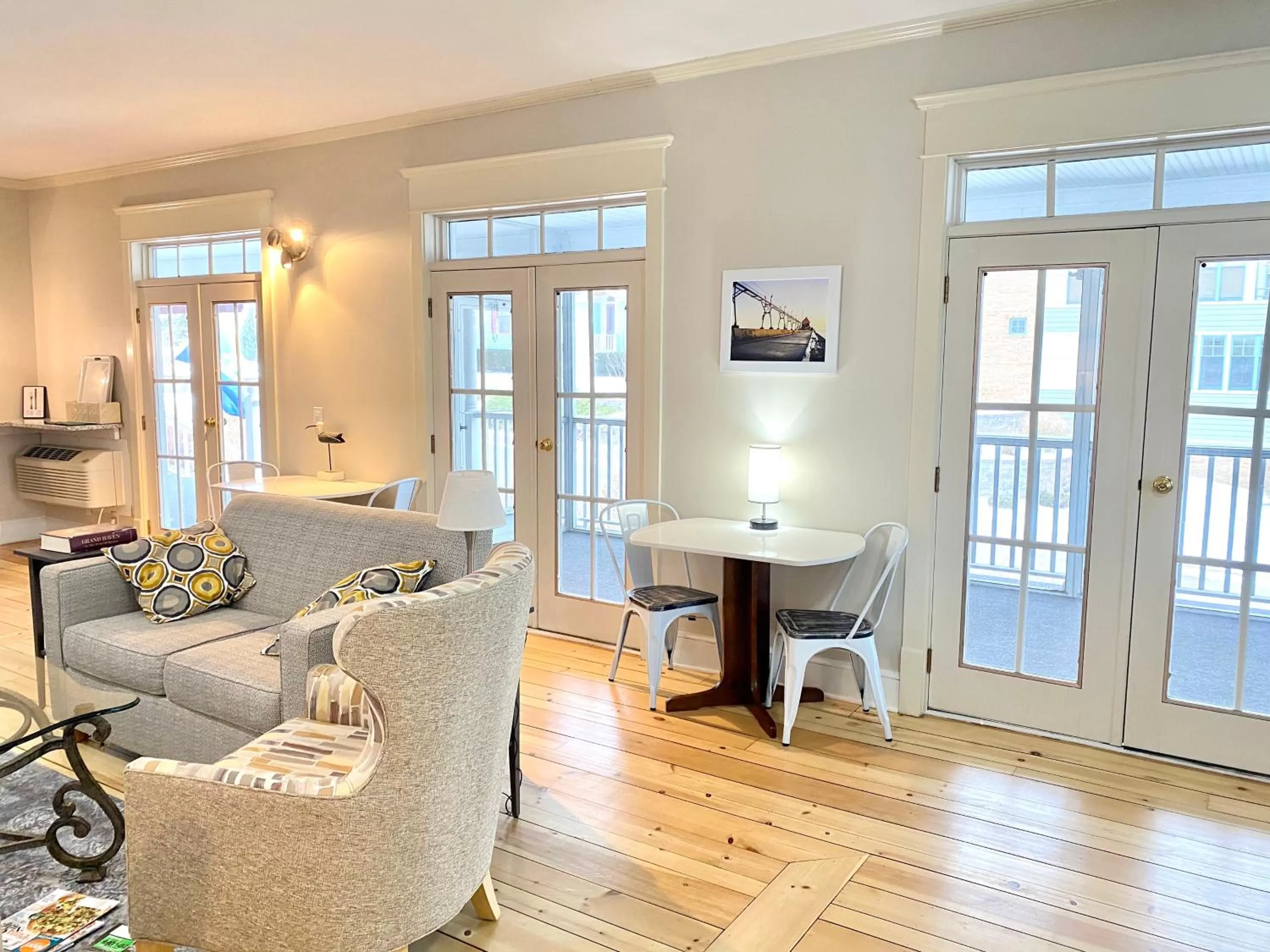 Communal lounge/ TV room in Harbor House Inn