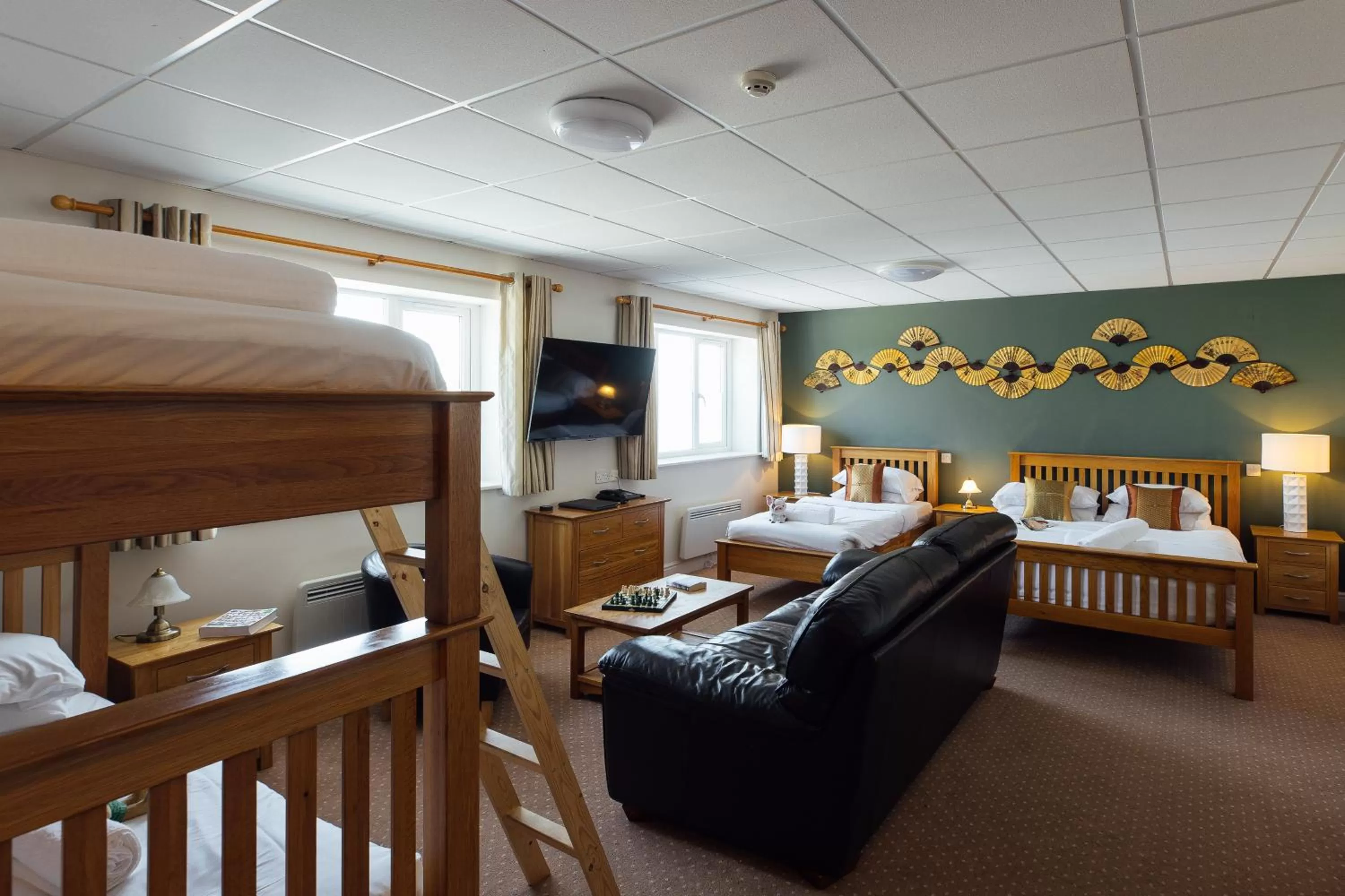 Photo of the whole room, Bed in The Imperial Dragon Hotel