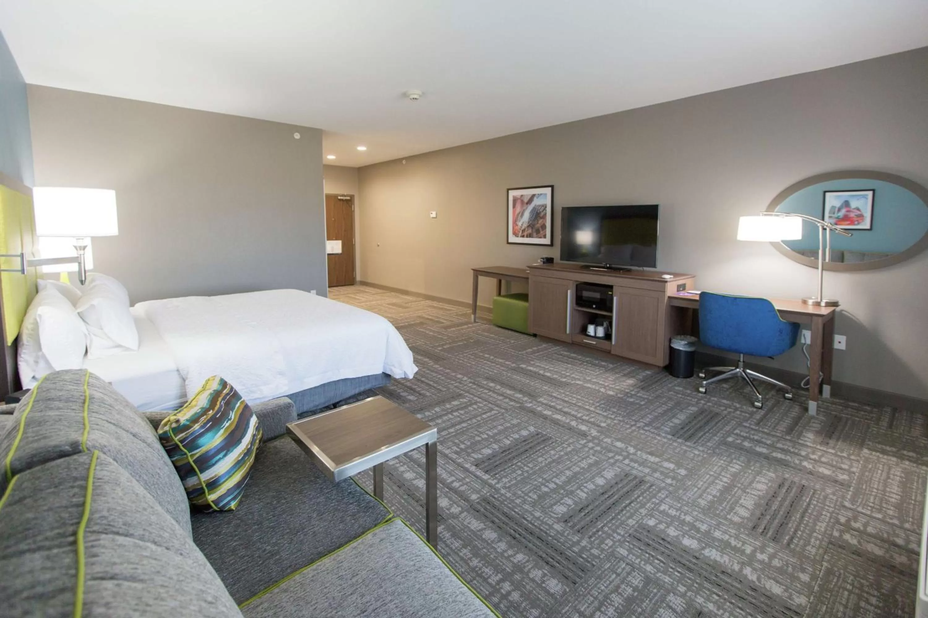 Bedroom, Bed in Hampton Inn & Suites Stroud