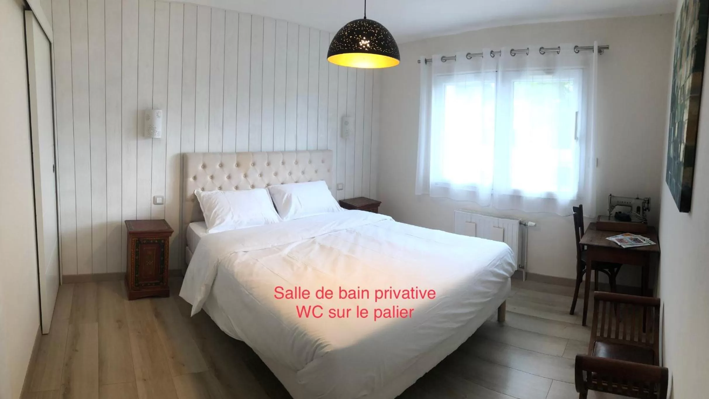 Bed in Chambre d'hôte "Les Roses de Séné"