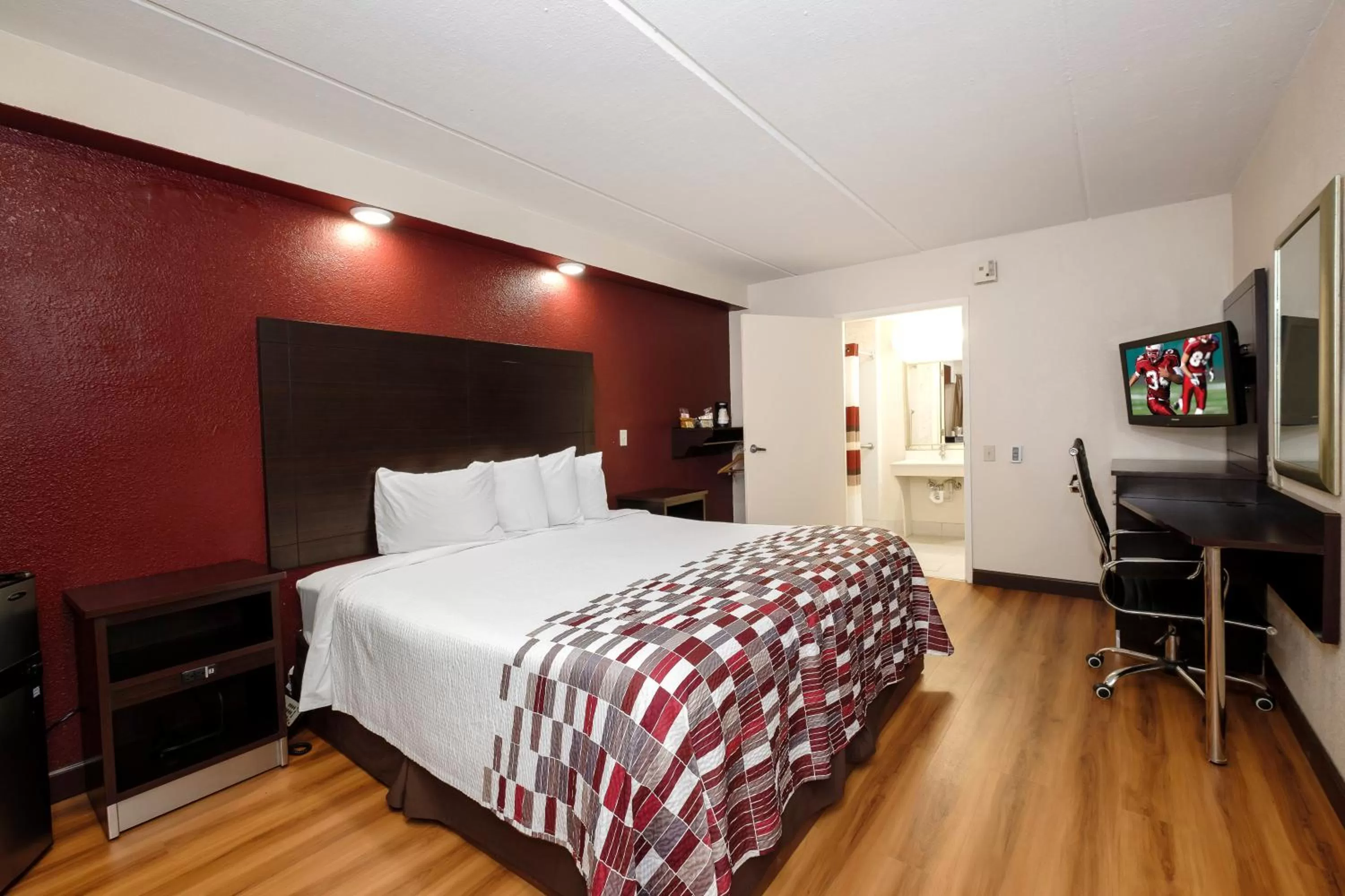 Standard Room with One Queen Bed Disability Access Roll-ln Shower Non-Smoking in Red Roof Inn Tallahassee - University