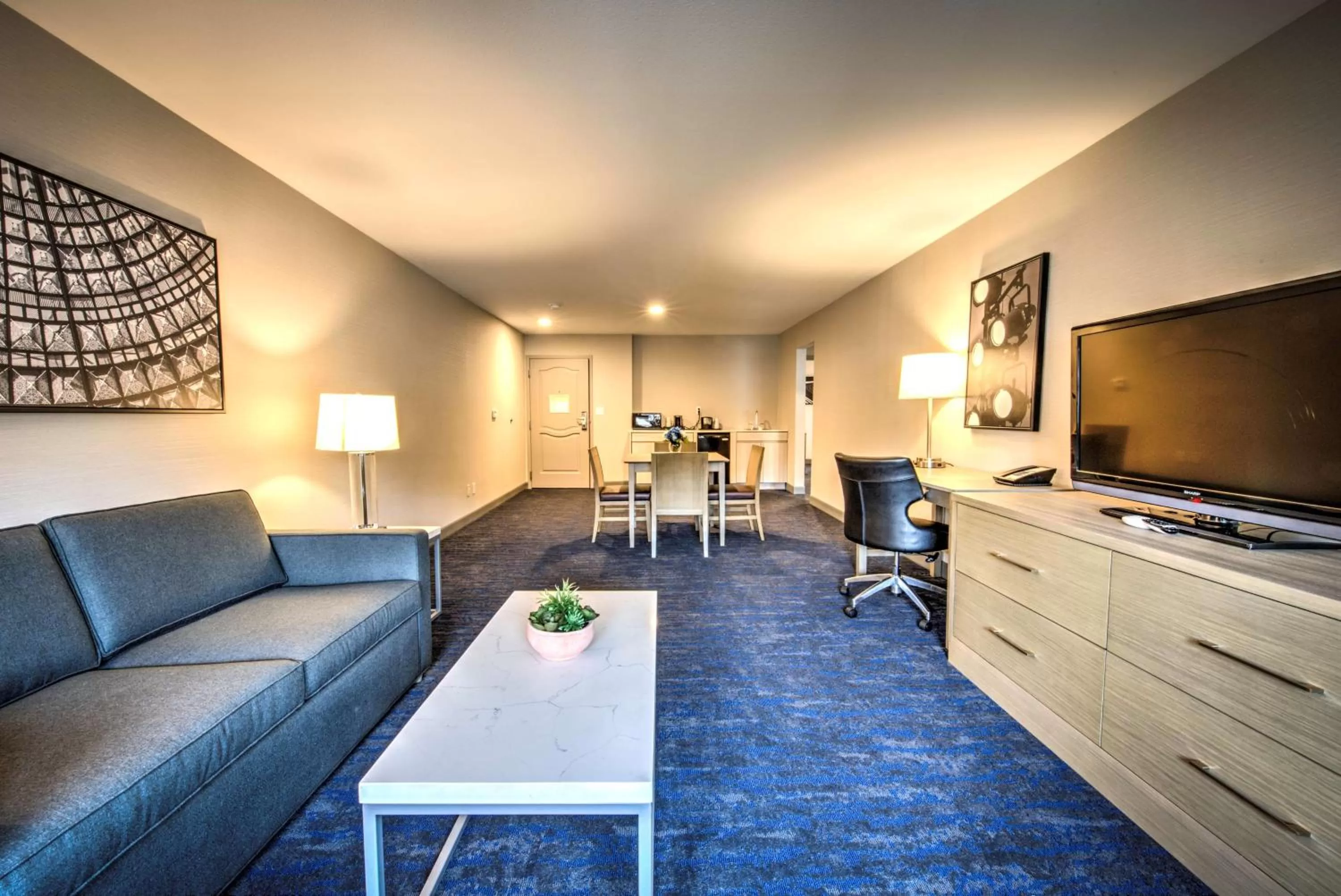 Living room in Best Western Plus Media Center Inn & Suites